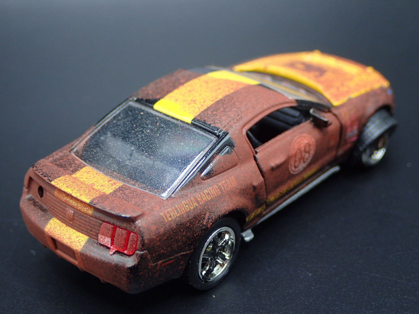 2008 FORD MUSTANG SHELBY TERLINGUA RACING 1:64 SCALE DIORAMA DIECAST MODEL CAR