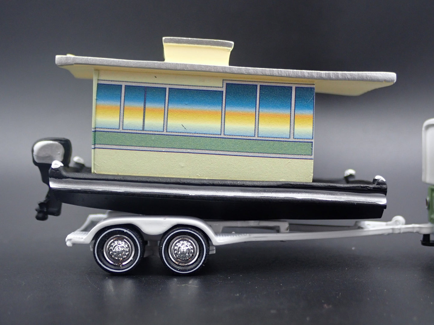 VINTAGE HOUSEBOAT ON TRAILER W TOW 1/64 SCALE POLYRESIN DIORAMA PROP MODEL BOAT