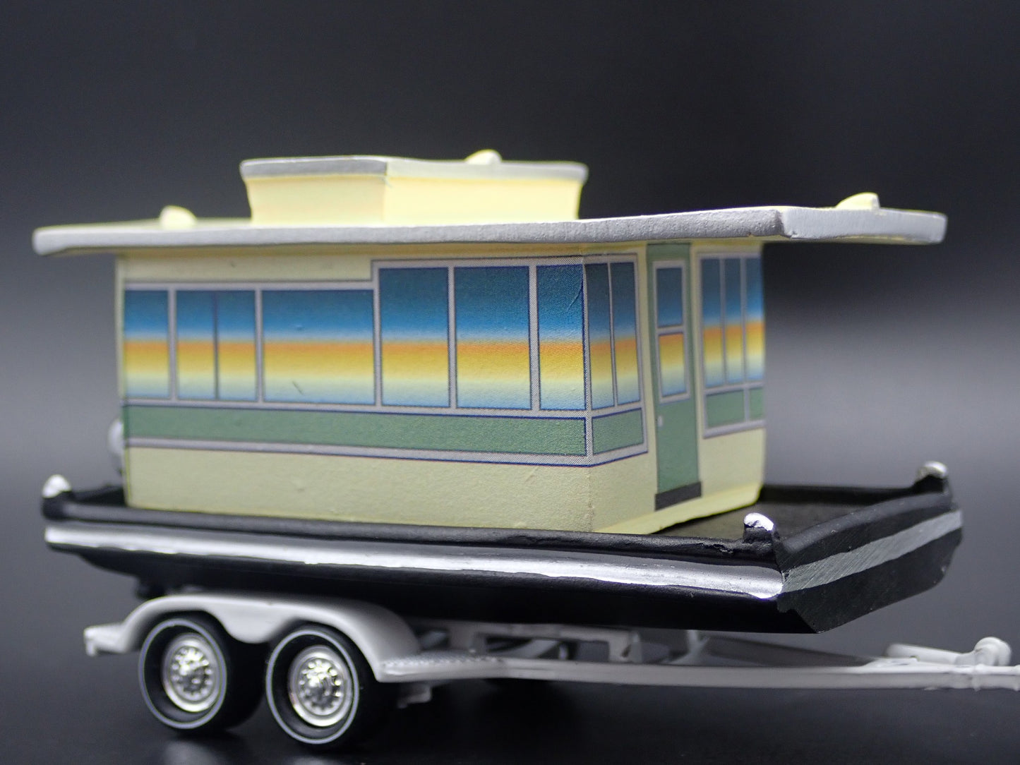 VINTAGE HOUSEBOAT ON TRAILER W TOW 1/64 SCALE POLYRESIN DIORAMA PROP MODEL BOAT