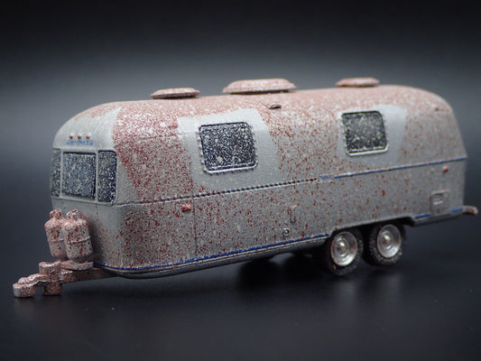 1971 AIRSTREAM LAND YACHT DOUBLE AXLE TRAILER CAMPER ABANDONED 1:64 DIECAST CAR