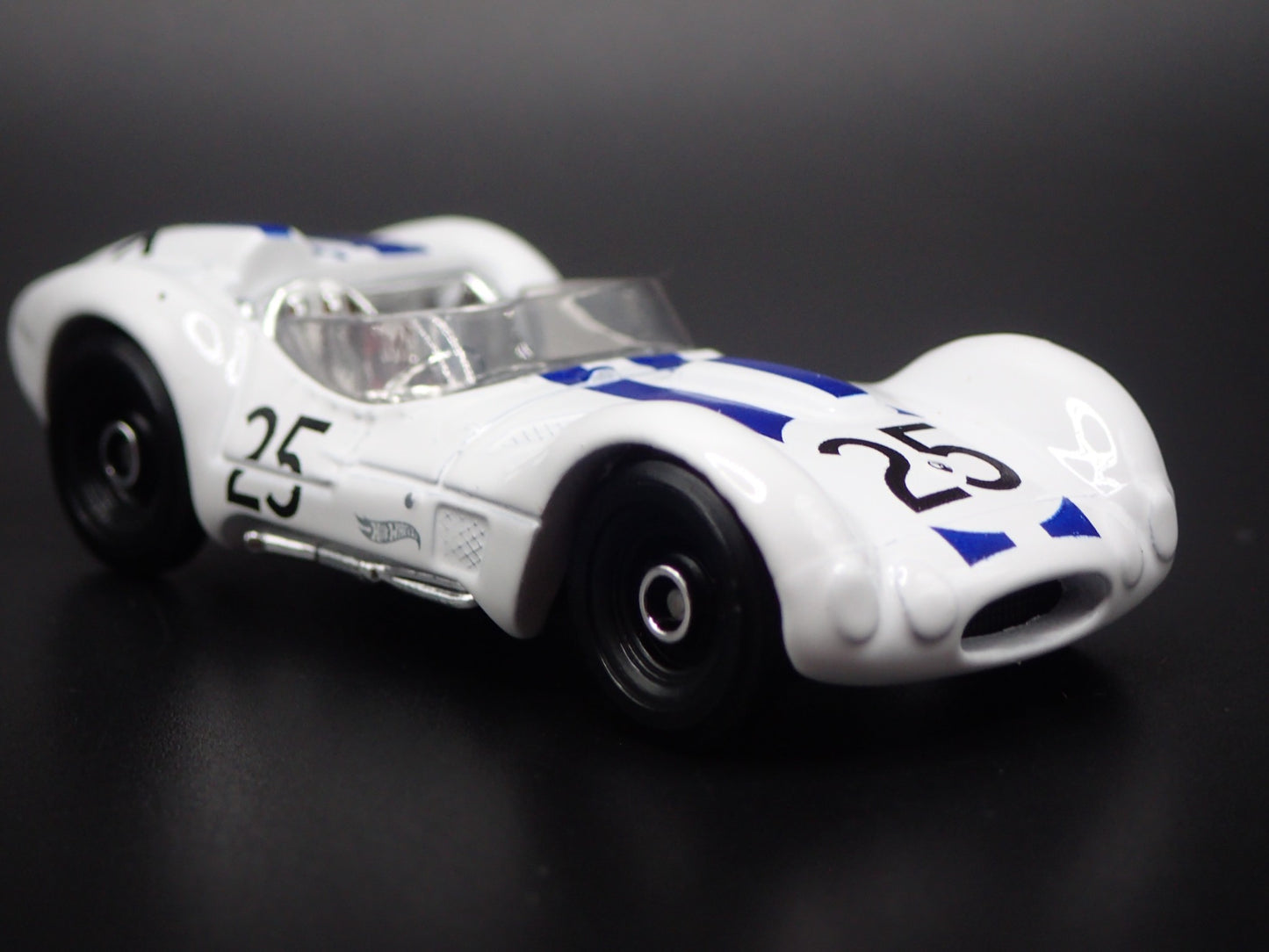 1959-1961 MASERATI TIPO 61 RACE 1:64 SCALE COLLECTIBLE DIORAMA DIECAST MODEL CAR