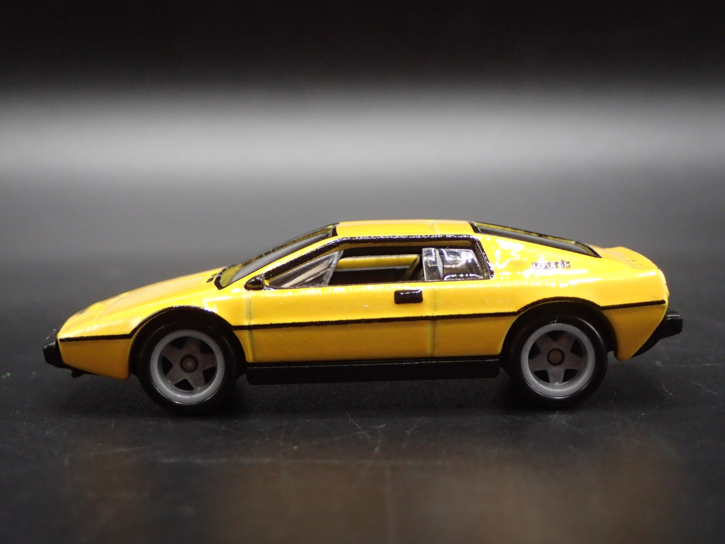 1988-1994 LOTUS ESPRIT YELLOW 1:64 SCALE COLLECTIBLE DIORAMA DIECAST MODEL CAR