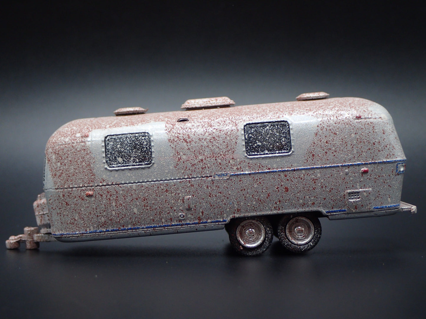 1971 AIRSTREAM LAND YACHT DOUBLE AXLE TRAILER CAMPER ABANDONED 1:64 DIECAST CAR