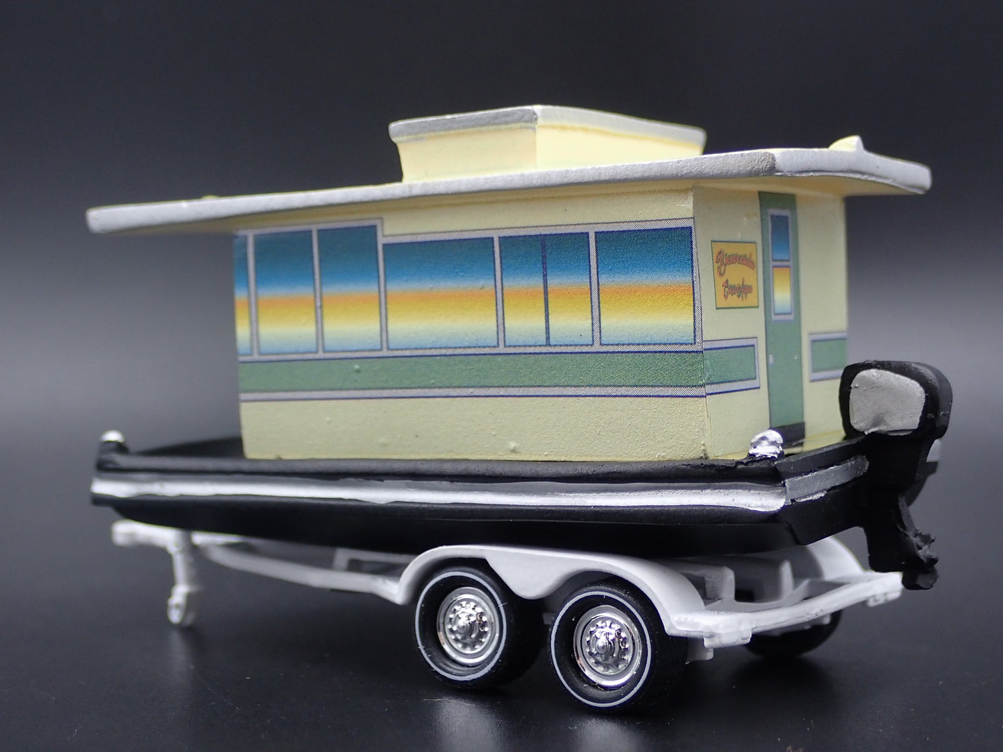 VINTAGE HOUSEBOAT ON TRAILER W TOW 1/64 SCALE POLYRESIN DIORAMA PROP MODEL BOAT