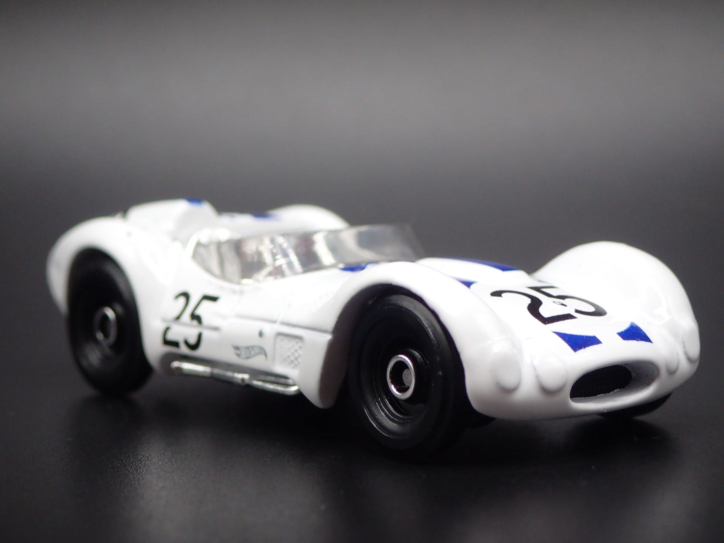 1959-1961 MASERATI TIPO 61 RACE 1:64 SCALE COLLECTIBLE DIORAMA DIECAST MODEL CAR