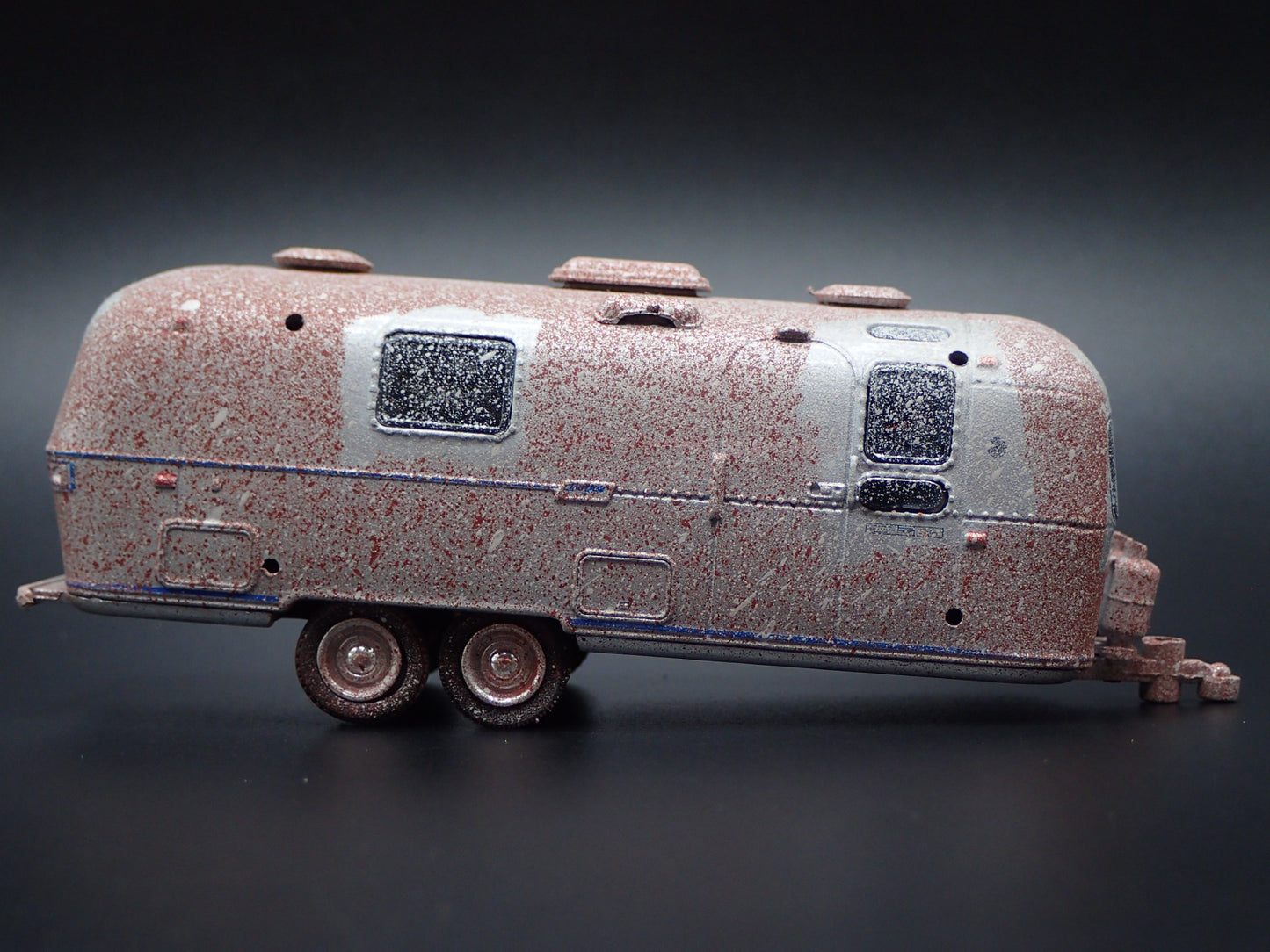 1971 AIRSTREAM LAND YACHT DOUBLE AXLE TRAILER CAMPER ABANDONED 1:64 DIECAST CAR