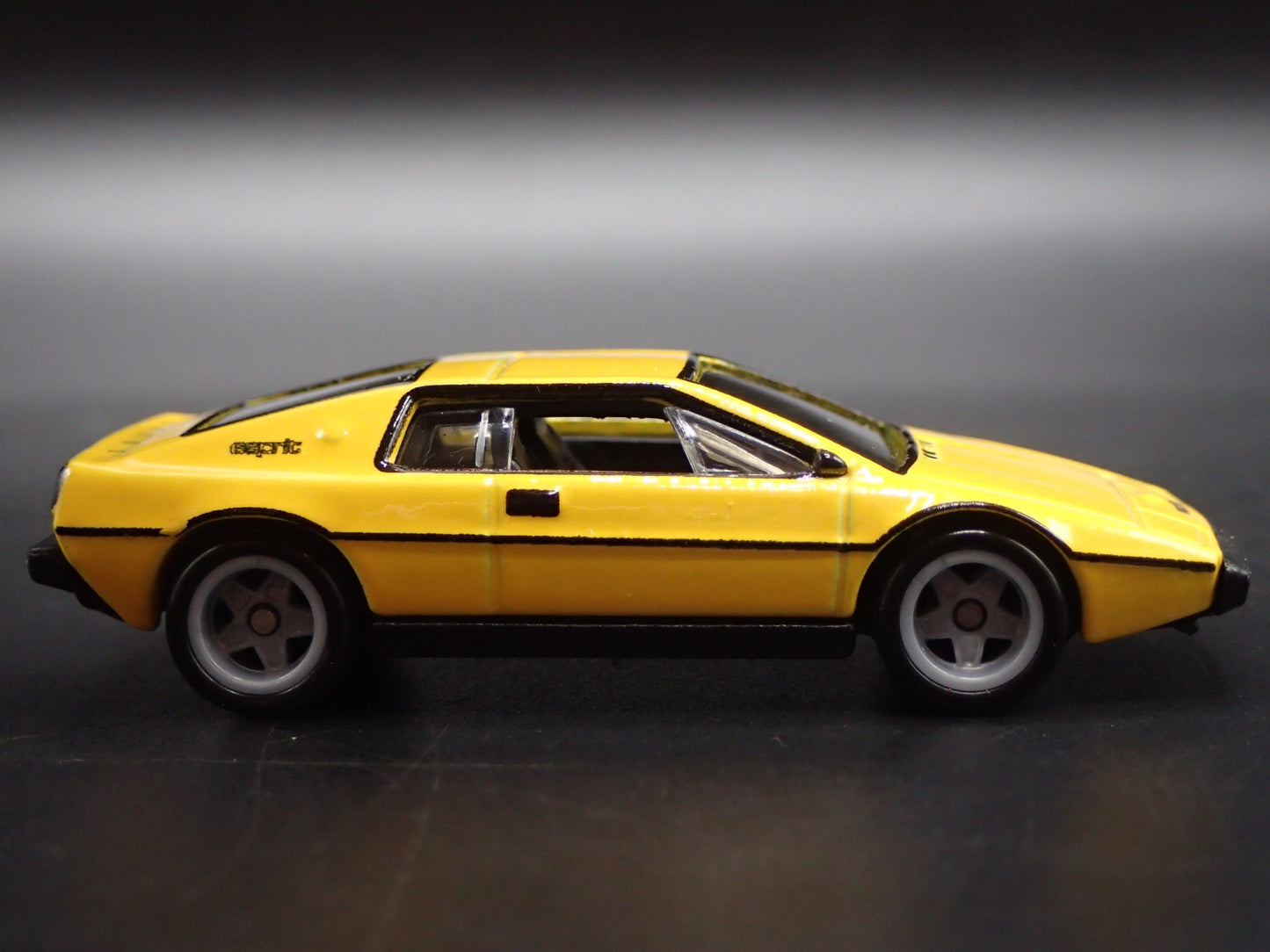 1988-1994 LOTUS ESPRIT YELLOW 1:64 SCALE COLLECTIBLE DIORAMA DIECAST MODEL CAR