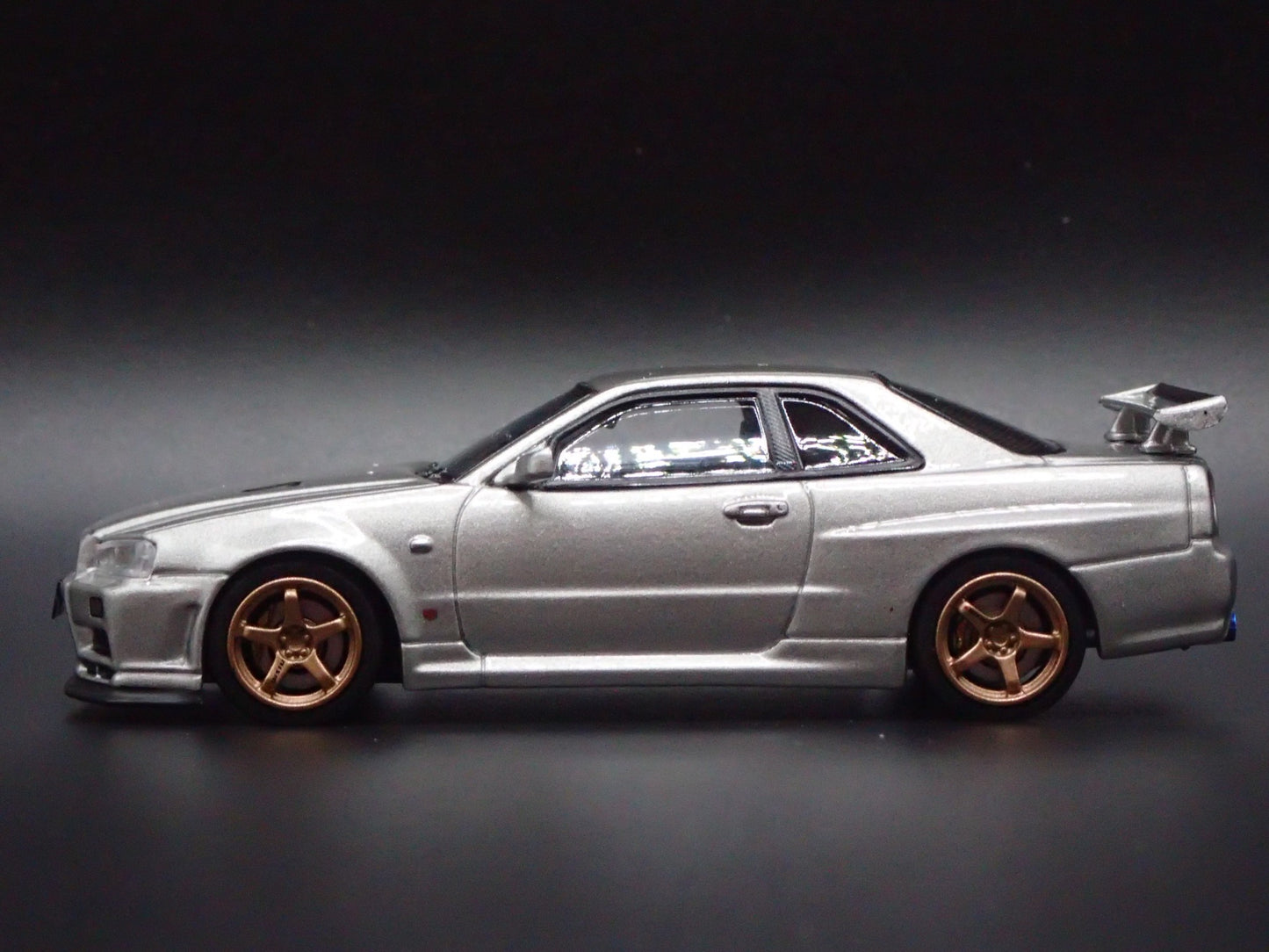 1999-2002 NISSAN SKYLINE GTR R34 VSPEC II 1:64 SCALE DIORAMA DIECAST MODEL CAR