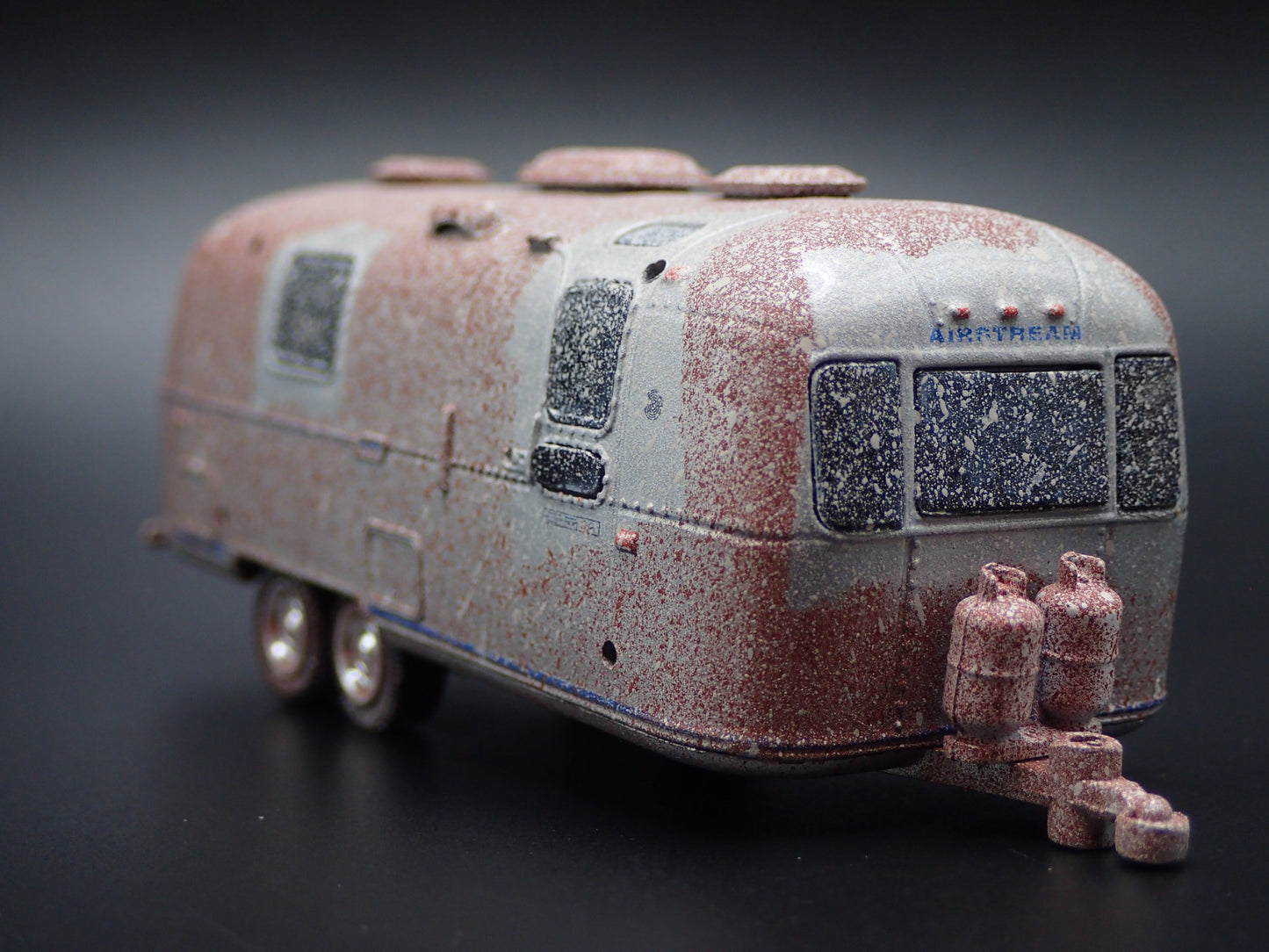 1971 AIRSTREAM LAND YACHT DOUBLE AXLE TRAILER CAMPER ABANDONED 1:64 DIECAST CAR