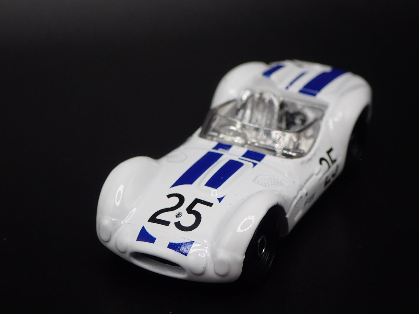 1959-1961 MASERATI TIPO 61 RACE 1:64 SCALE COLLECTIBLE DIORAMA DIECAST MODEL CAR