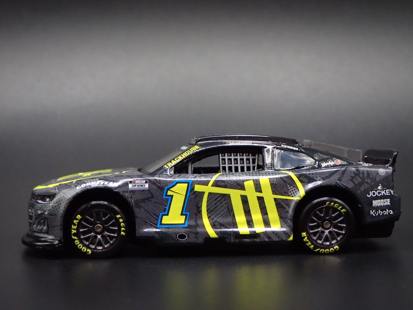 2025 25 CHEVY CAMARO 1 ROSS CHASTAIN TRACKHOUSE NASCAR 1:64 SCALE DIECAST CAR