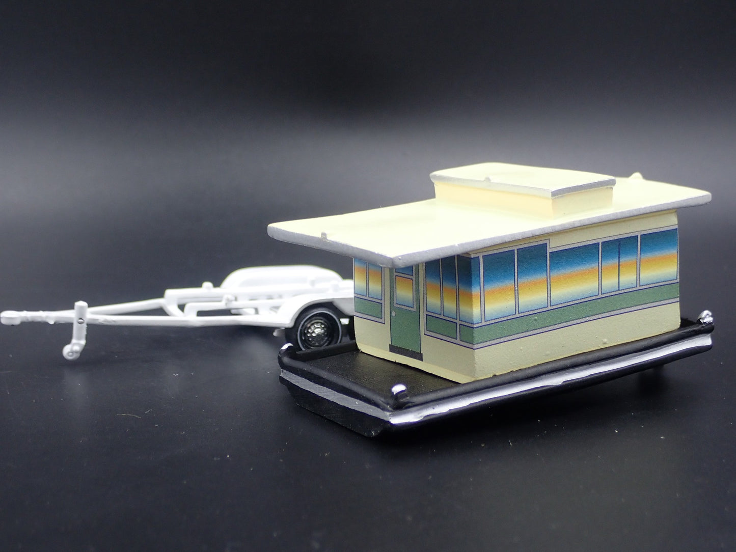 VINTAGE HOUSEBOAT ON TRAILER W TOW 1/64 SCALE POLYRESIN DIORAMA PROP MODEL BOAT