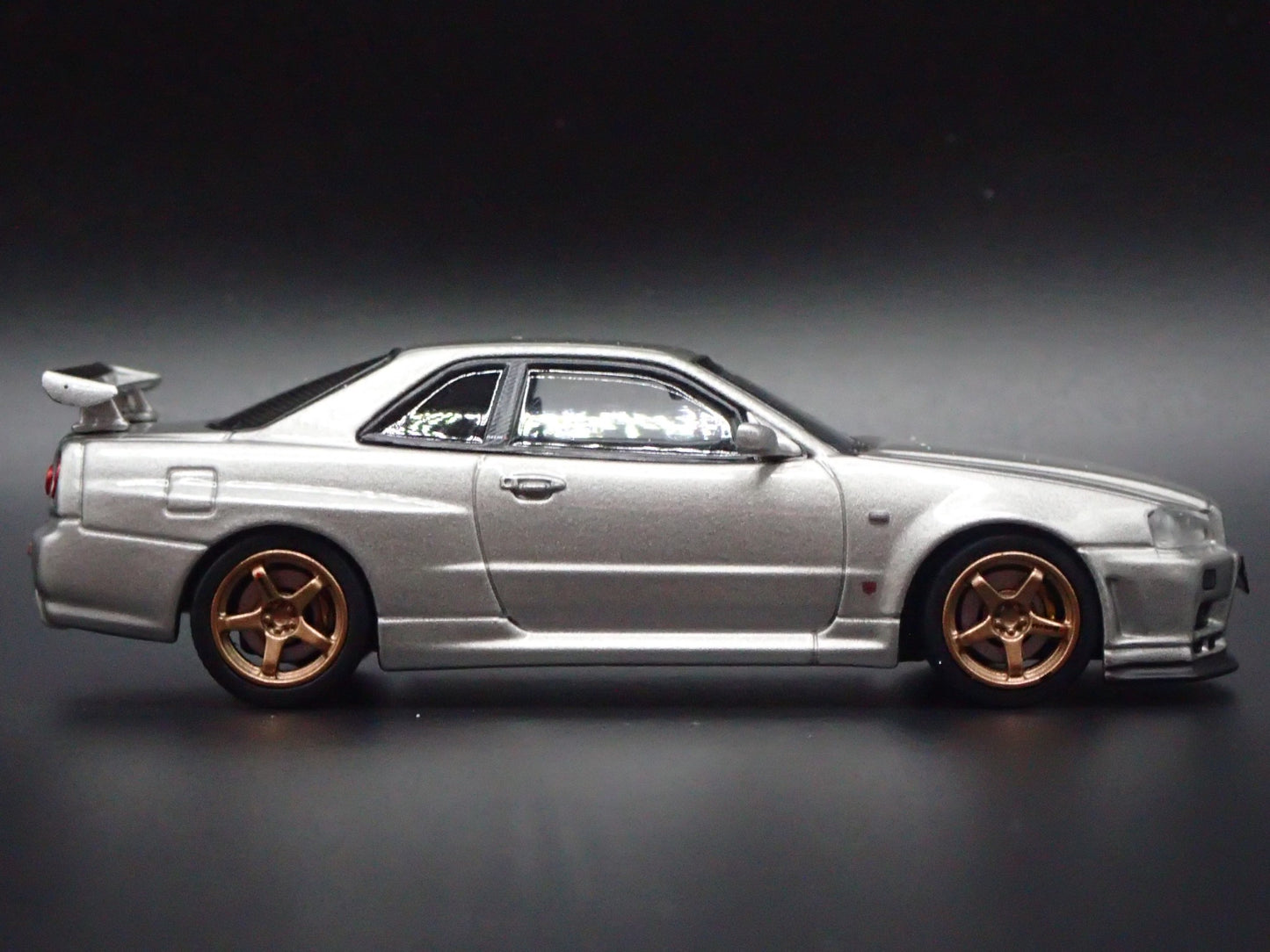 1999-2002 NISSAN SKYLINE GTR R34 VSPEC II 1:64 SCALE DIORAMA DIECAST MODEL CAR