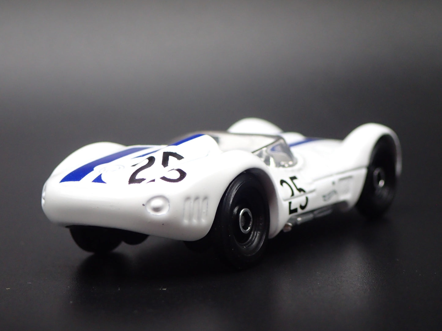 1959-1961 MASERATI TIPO 61 RACE 1:64 SCALE COLLECTIBLE DIORAMA DIECAST MODEL CAR