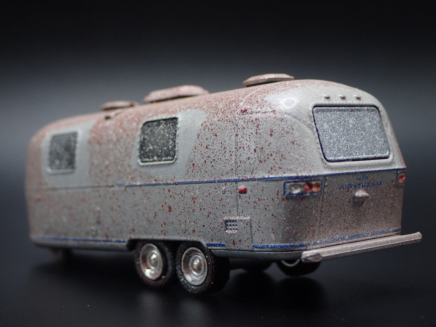 1971 AIRSTREAM LAND YACHT DOUBLE AXLE TRAILER CAMPER ABANDONED 1:64 DIECAST CAR