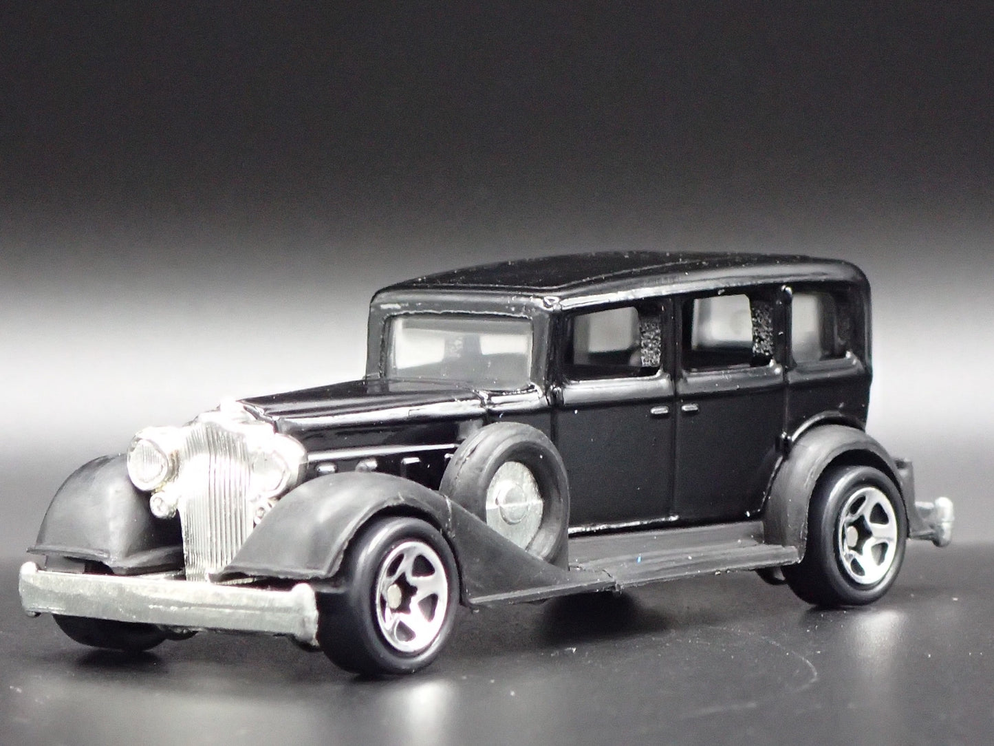CLASSIC PACKARD BLACK 1:64 SCALE LIMITED COLLECTIBLE DIORAMA DIECAST MODEL CAR