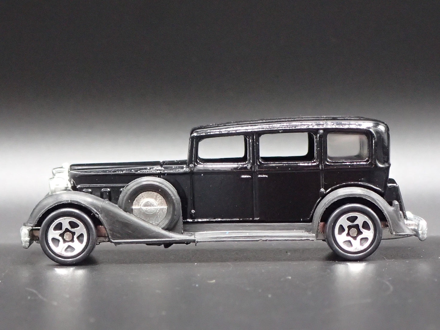 CLASSIC PACKARD BLACK 1:64 SCALE LIMITED COLLECTIBLE DIORAMA DIECAST MODEL CAR
