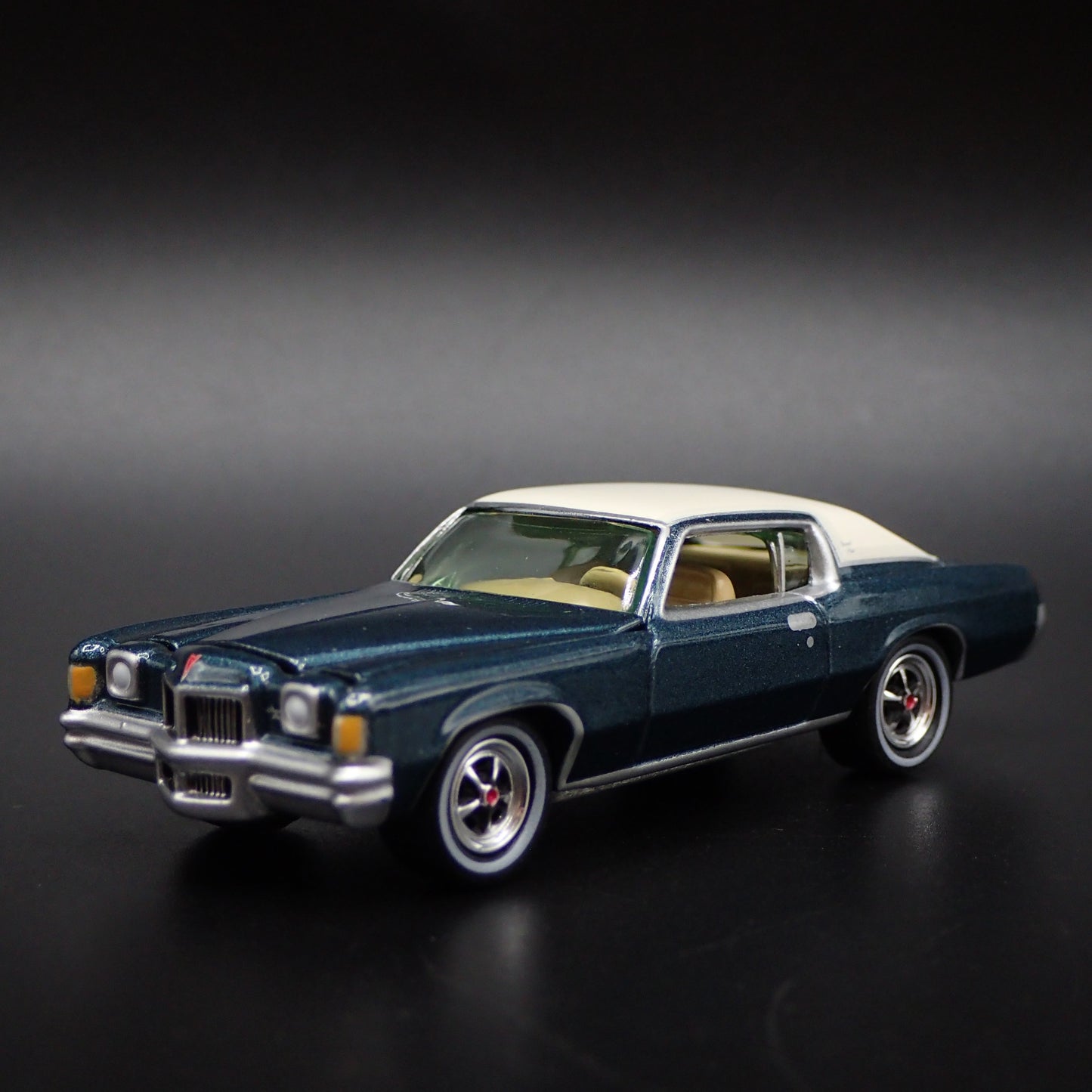 1971 71 PONTIAC GRAND PRIX RARE 1:64 SCALE COLLECTIBLE DIORAMA DIECAST MODEL CAR