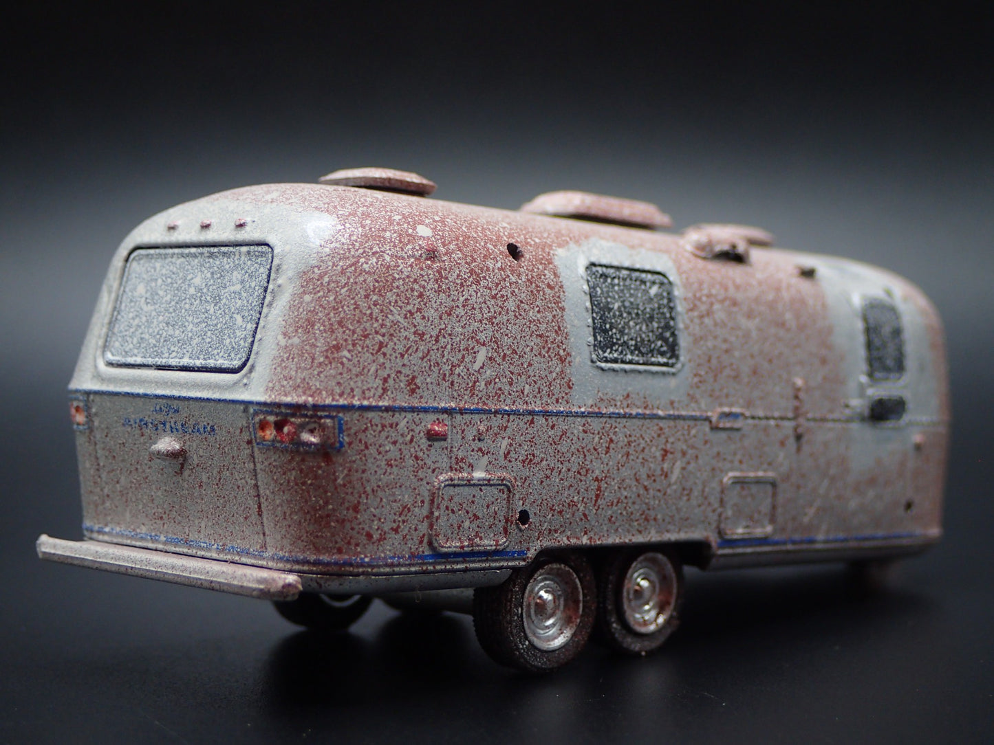 1971 AIRSTREAM LAND YACHT DOUBLE AXLE TRAILER CAMPER ABANDONED 1:64 DIECAST CAR