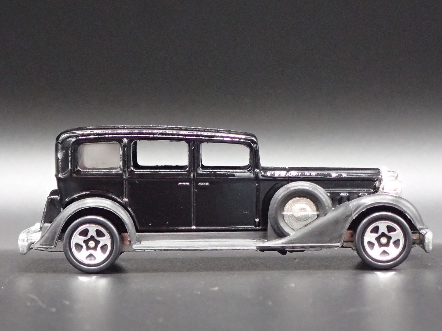 CLASSIC PACKARD BLACK 1:64 SCALE LIMITED COLLECTIBLE DIORAMA DIECAST MODEL CAR