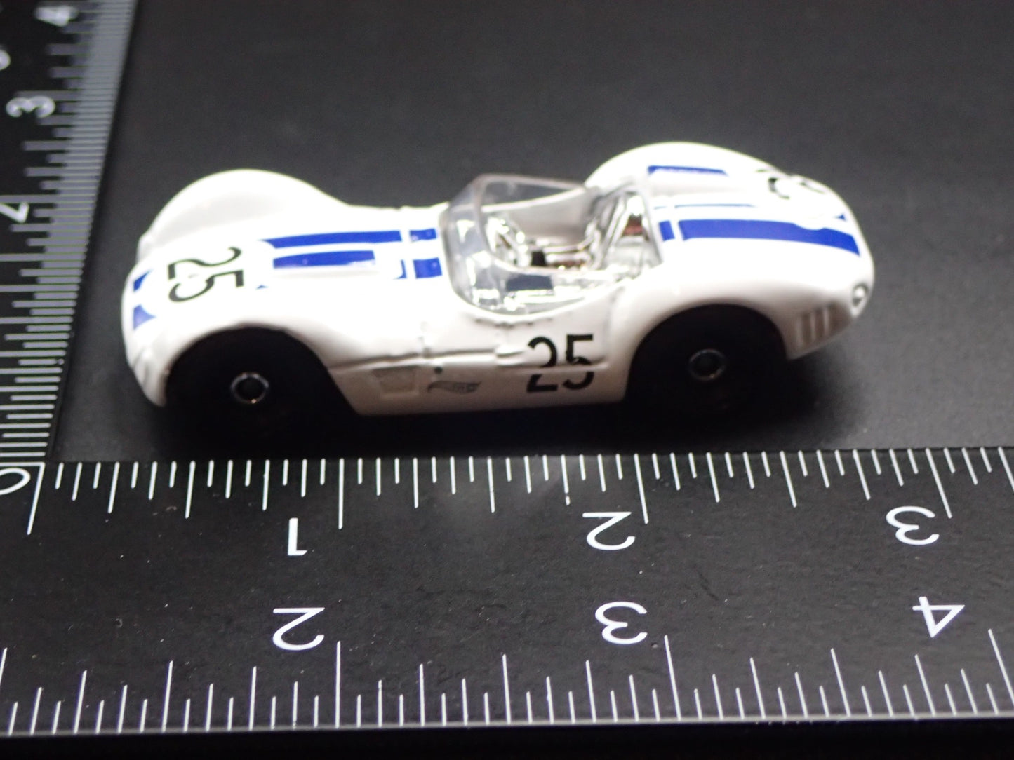 1959-1961 MASERATI TIPO 61 RACE 1:64 SCALE COLLECTIBLE DIORAMA DIECAST MODEL CAR