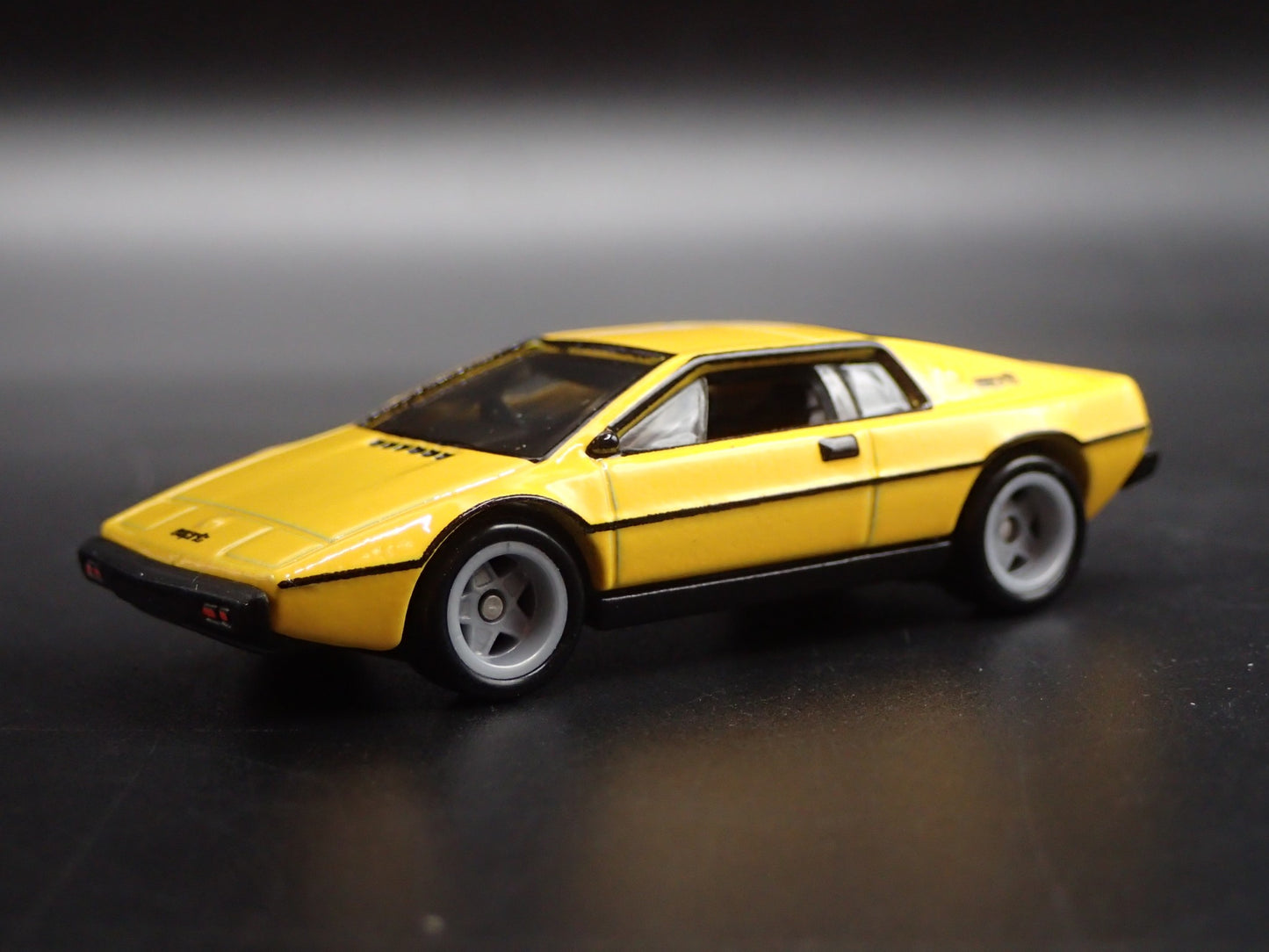 1988-1994 LOTUS ESPRIT YELLOW 1:64 SCALE COLLECTIBLE DIORAMA DIECAST MODEL CAR