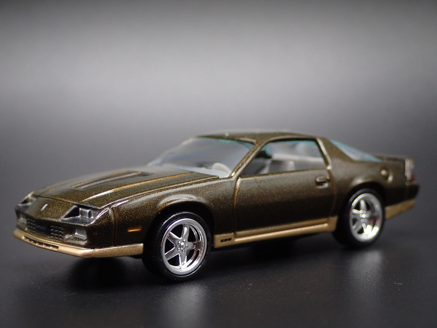1984 84 CHEVY CHEVROLET CAMARO Z28 BROWN 1:64 SCALE DIORAMA DIECAST MODEL CAR