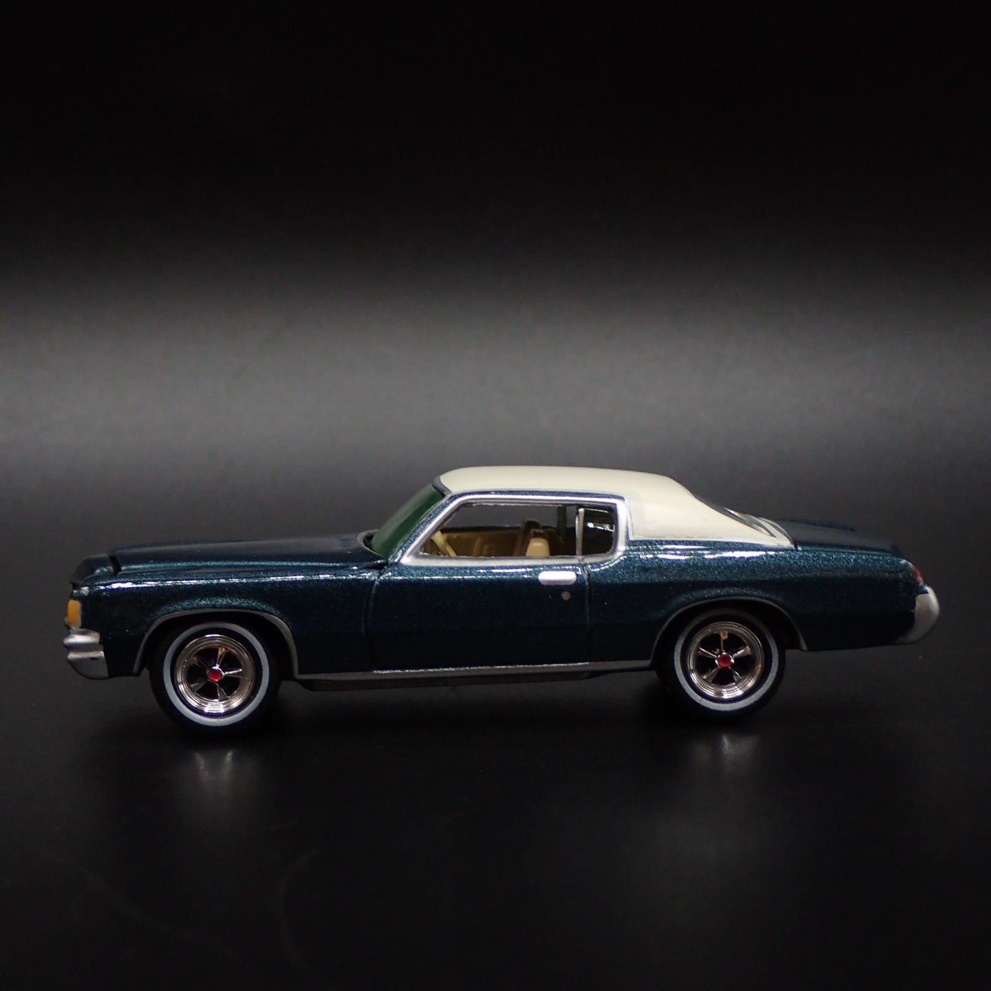 1971 71 PONTIAC GRAND PRIX RARE 1:64 SCALE COLLECTIBLE DIORAMA DIECAST MODEL CAR