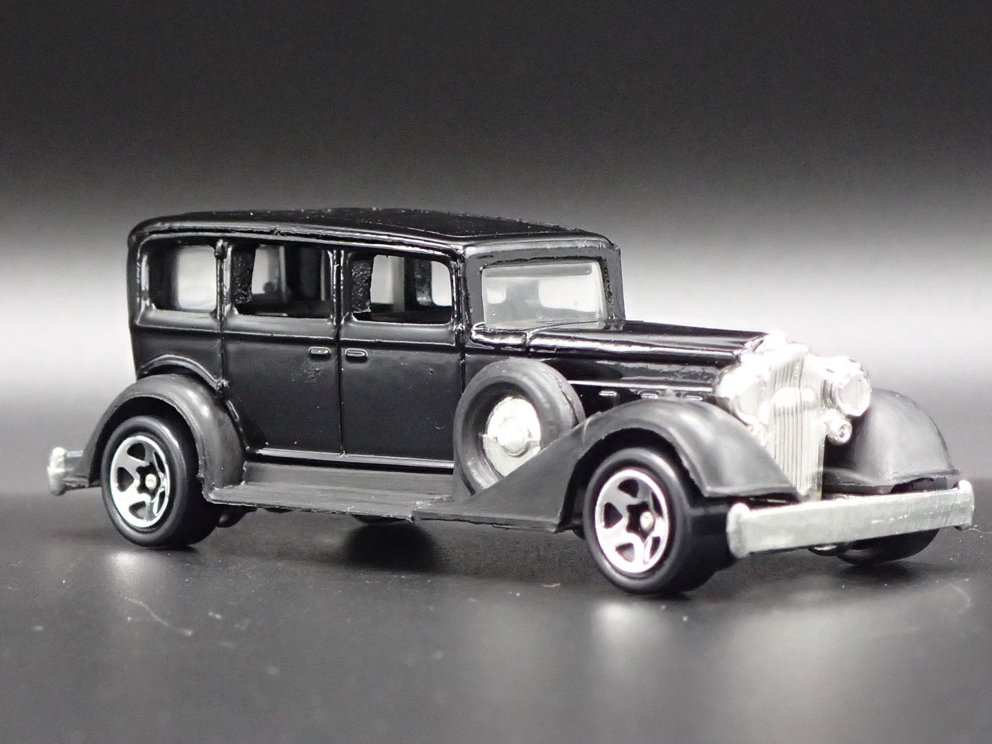 CLASSIC PACKARD BLACK 1:64 SCALE LIMITED COLLECTIBLE DIORAMA DIECAST MODEL CAR