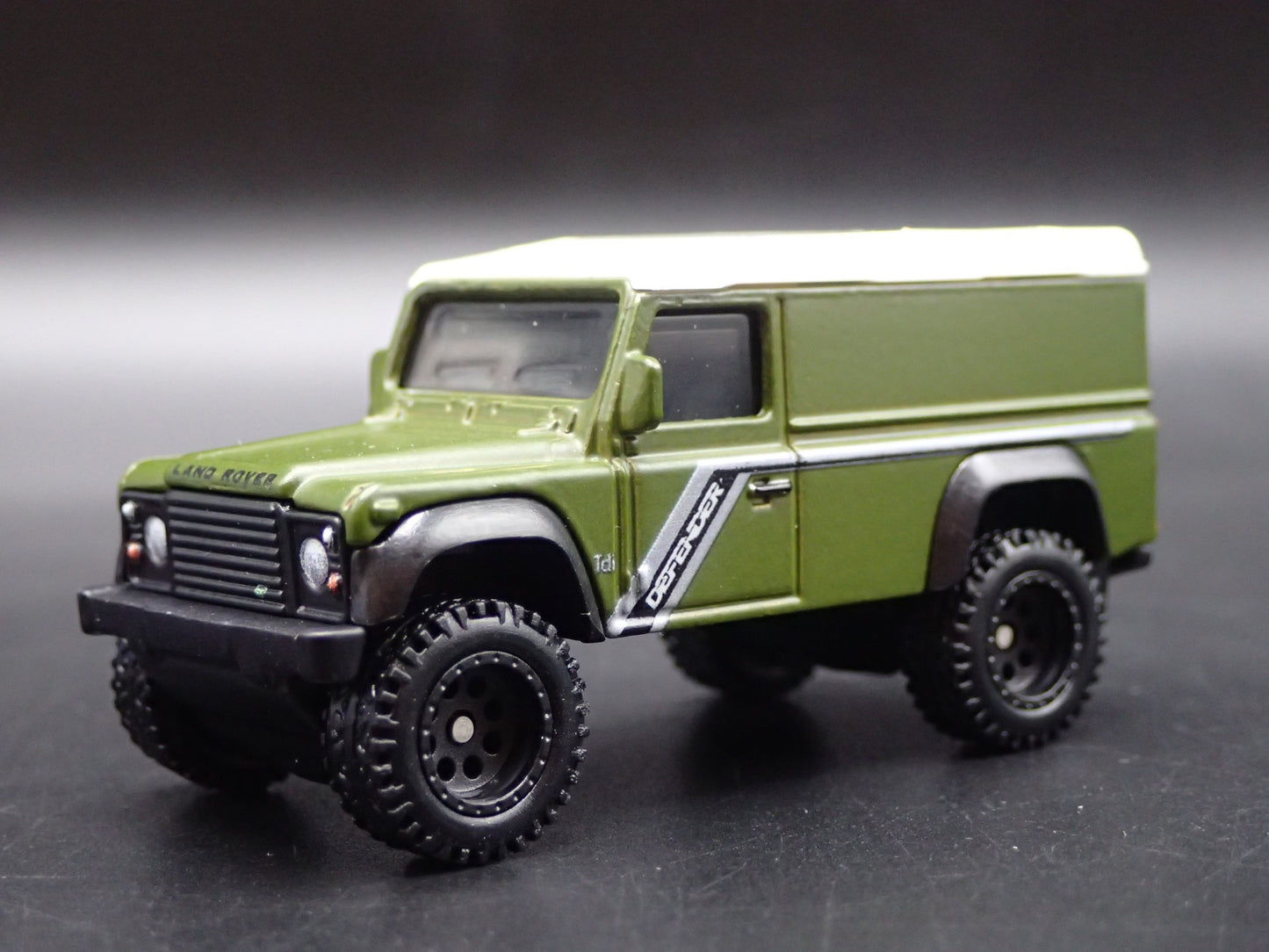 1983 -1990 LAND ROVER DEFENDER 110 HARD TOP 1/64 SCALE DIORAMA DIECAST MODEL CAR