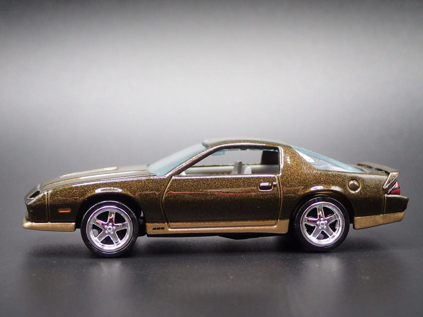 1984 84 CHEVY CHEVROLET CAMARO Z28 BROWN 1:64 SCALE DIORAMA DIECAST MODEL CAR