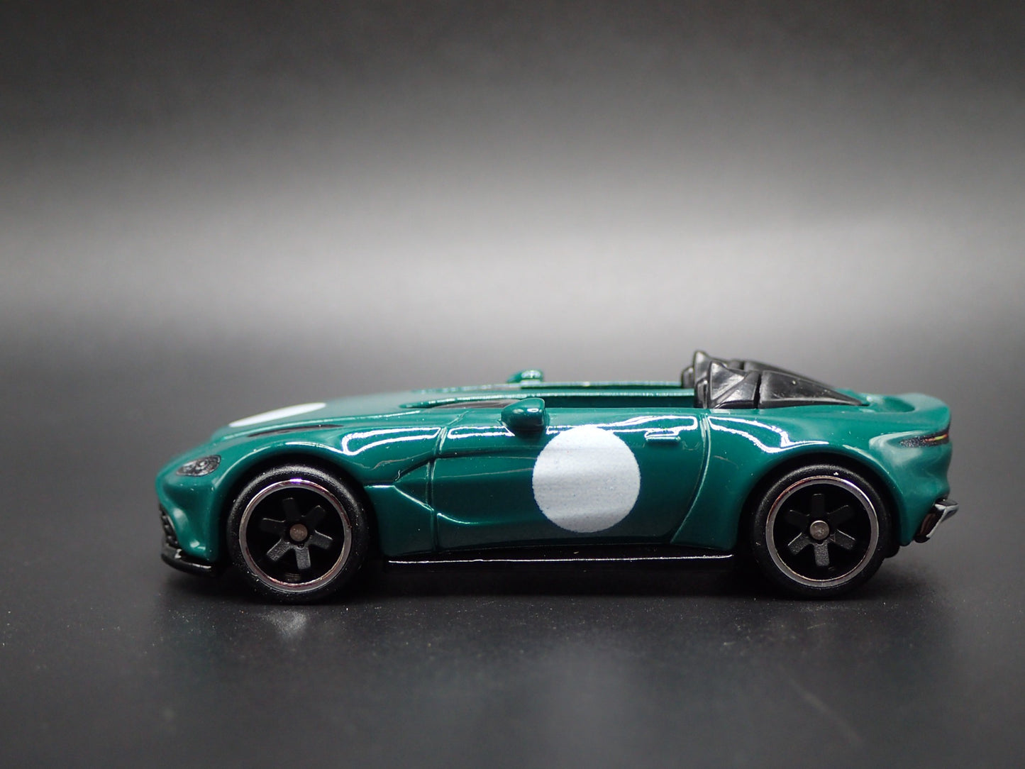 ASTON MARTIN V12 SPEEDSTER 1/64 SCALE COLLECTIBLE DIORAMA DIECAST MODEL CAR