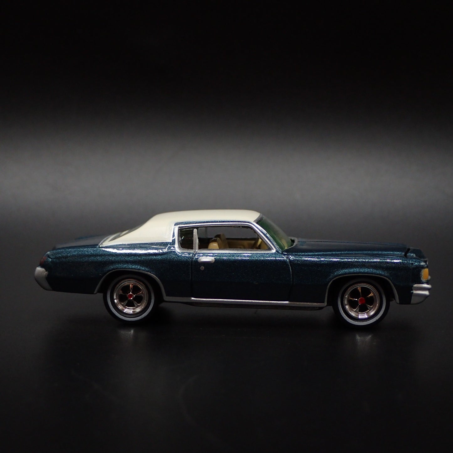 1971 71 PONTIAC GRAND PRIX RARE 1:64 SCALE COLLECTIBLE DIORAMA DIECAST MODEL CAR