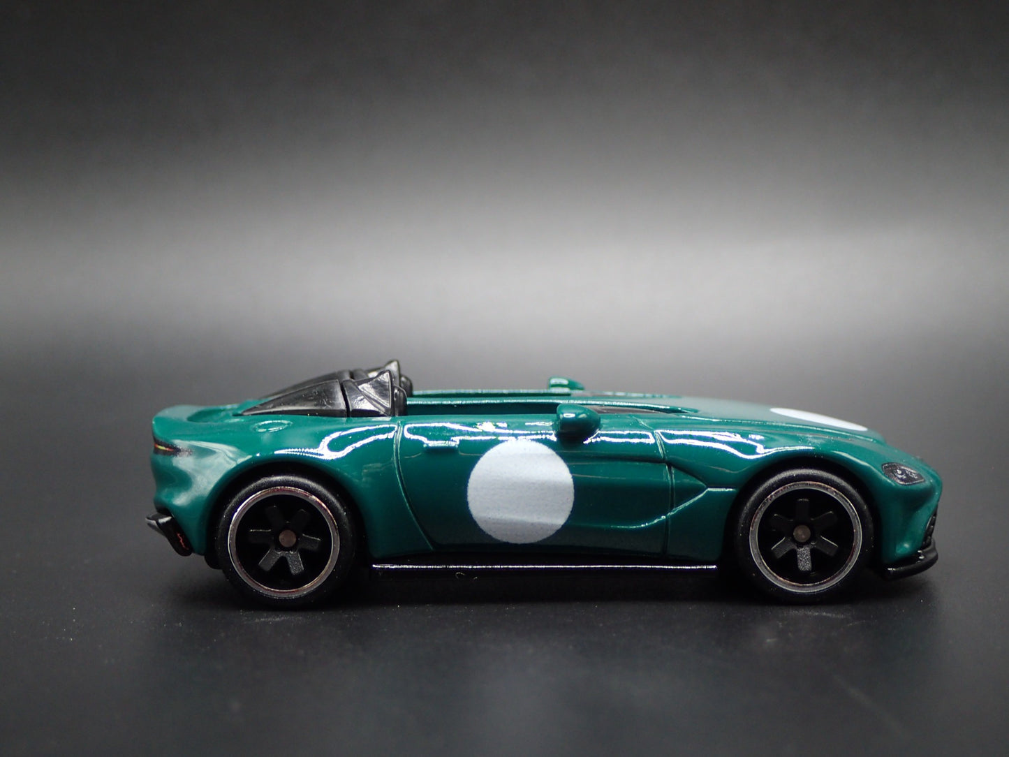 ASTON MARTIN V12 SPEEDSTER 1/64 SCALE COLLECTIBLE DIORAMA DIECAST MODEL CAR