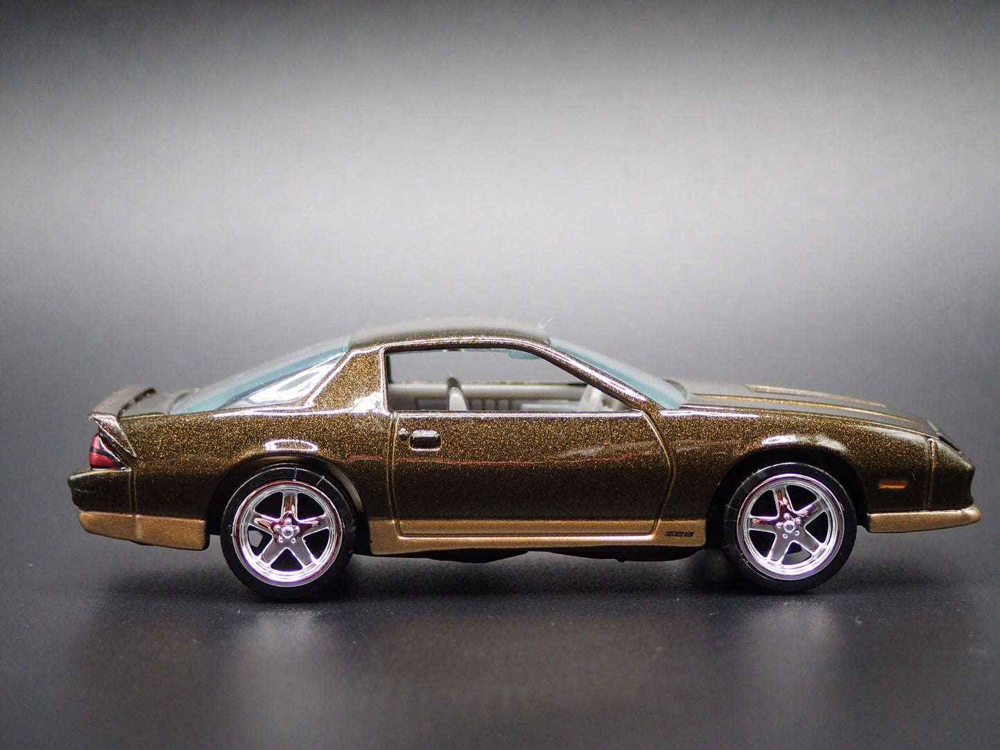 1984 84 CHEVY CHEVROLET CAMARO Z28 BROWN 1:64 SCALE DIORAMA DIECAST MODEL CAR