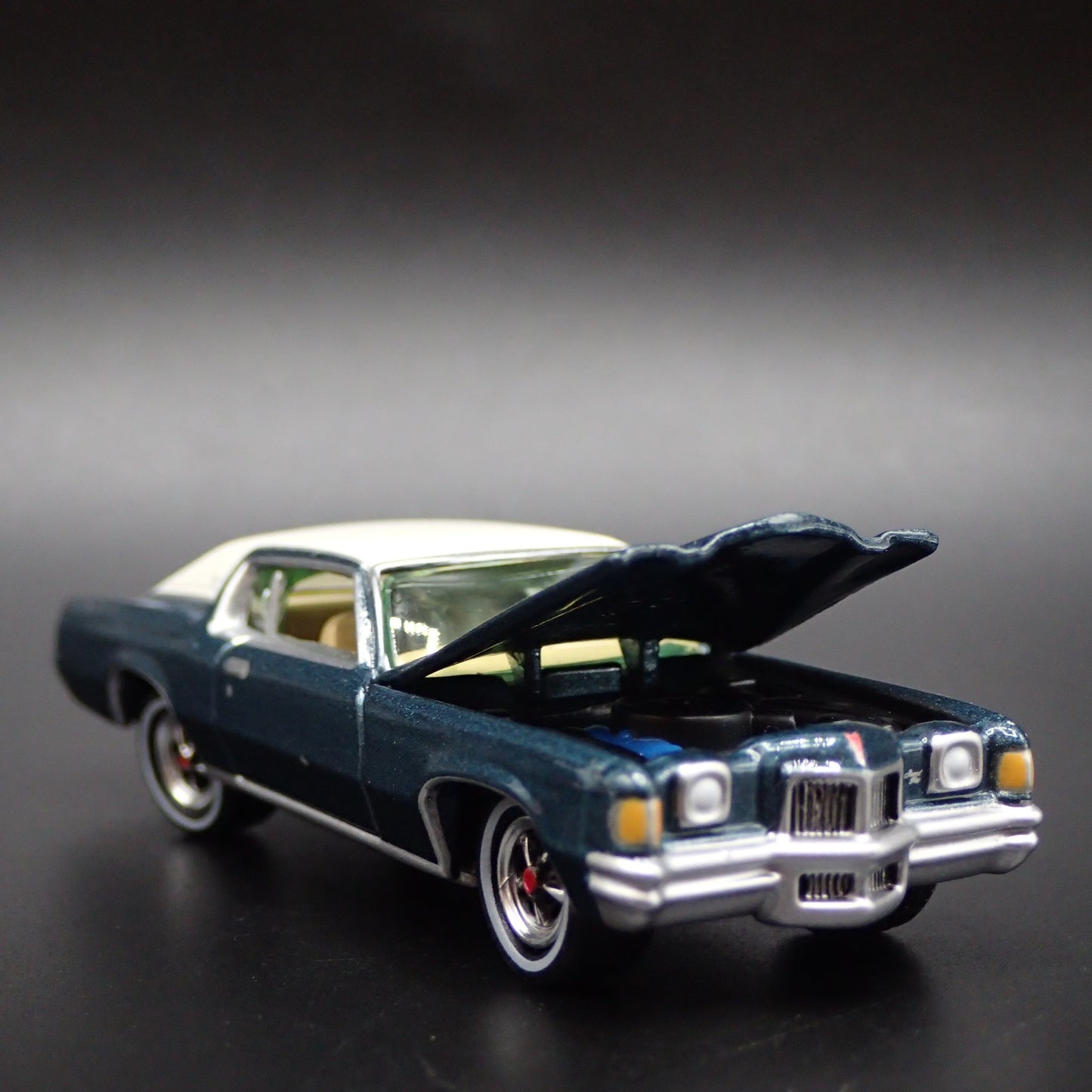1971 71 PONTIAC GRAND PRIX RARE 1:64 SCALE COLLECTIBLE DIORAMA DIECAST MODEL CAR