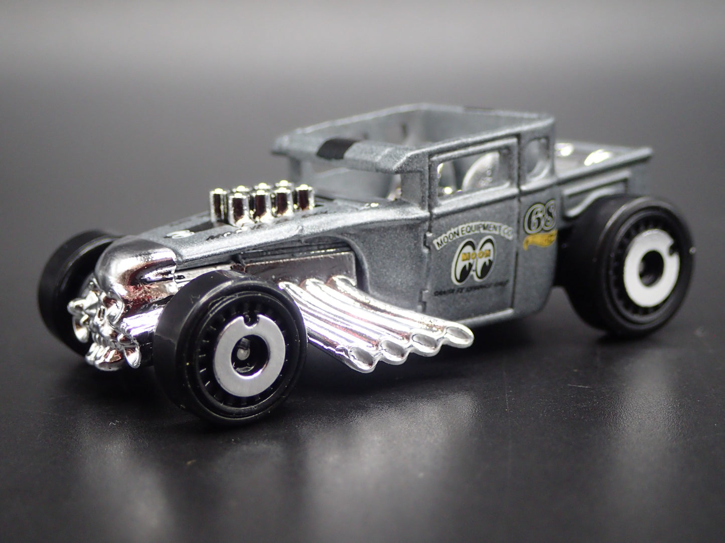 FORD CUSTOM BONE SHAKER HOT ROD MOONEYES 1:64 SCALE DIORAMA DIECAST MODEL CAR