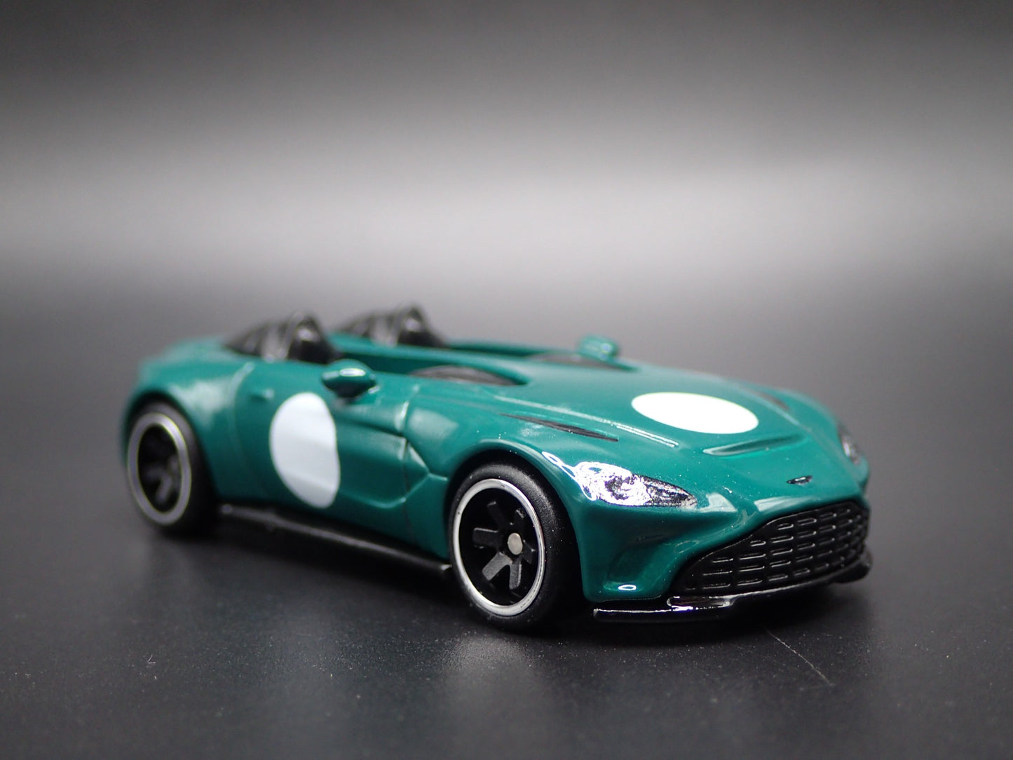 ASTON MARTIN V12 SPEEDSTER 1/64 SCALE COLLECTIBLE DIORAMA DIECAST MODEL CAR