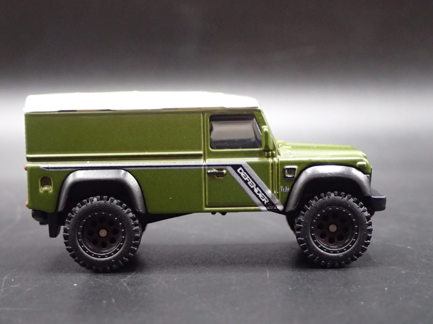 1983 -1990 LAND ROVER DEFENDER 110 HARD TOP 1/64 SCALE DIORAMA DIECAST MODEL CAR