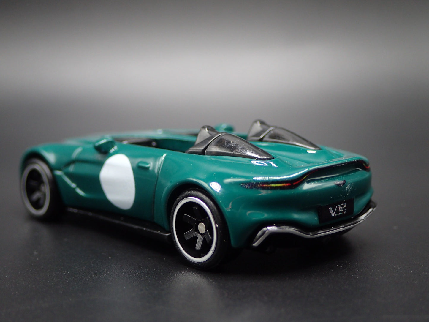 ASTON MARTIN V12 SPEEDSTER 1/64 SCALE COLLECTIBLE DIORAMA DIECAST MODEL CAR