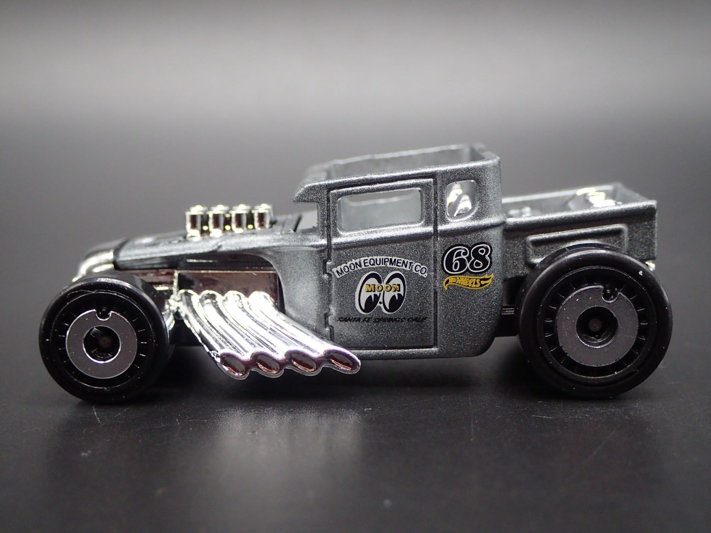 FORD CUSTOM BONE SHAKER HOT ROD MOONEYES 1:64 SCALE DIORAMA DIECAST MODEL CAR