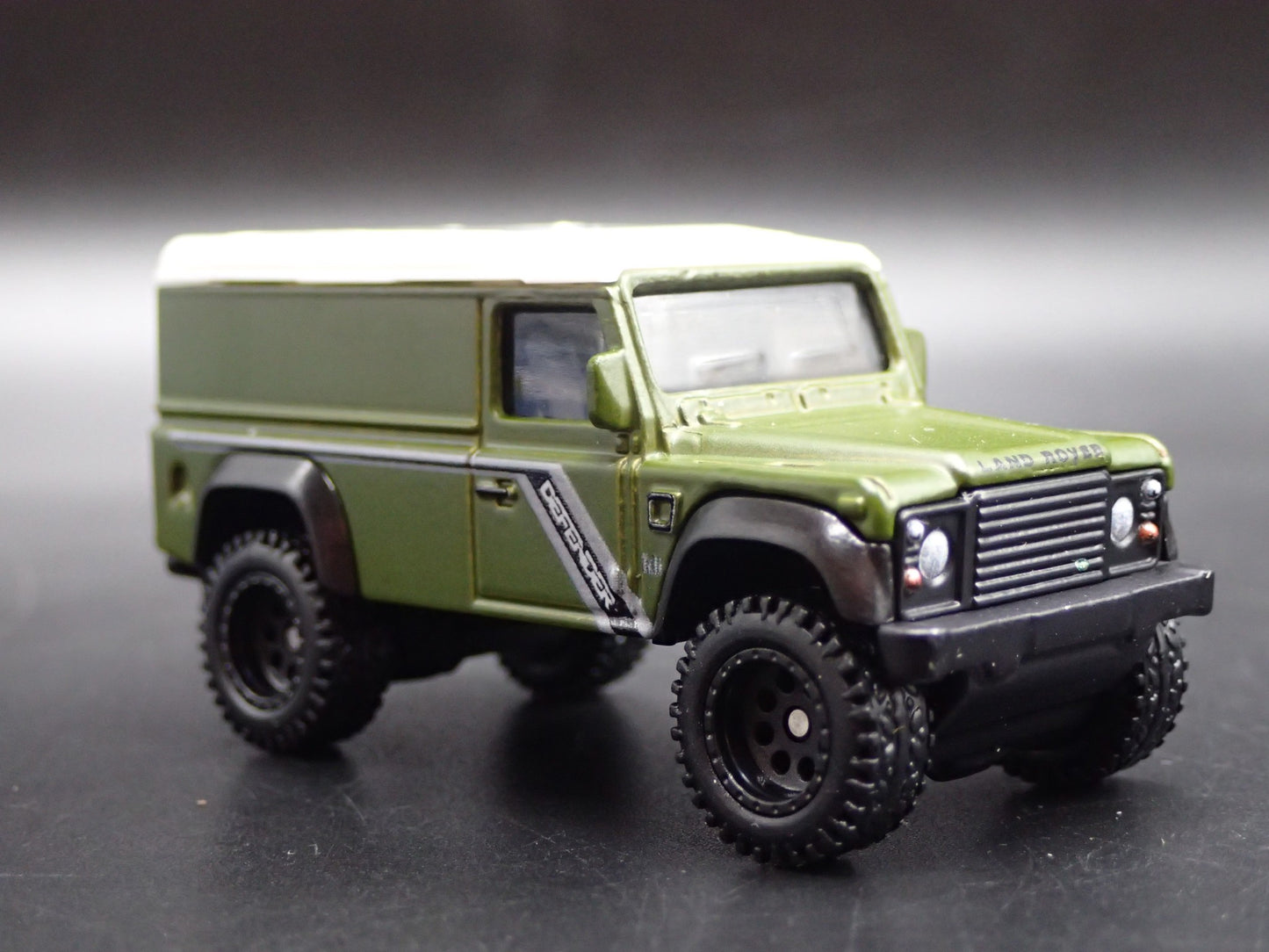 1983 -1990 LAND ROVER DEFENDER 110 HARD TOP 1/64 SCALE DIORAMA DIECAST MODEL CAR