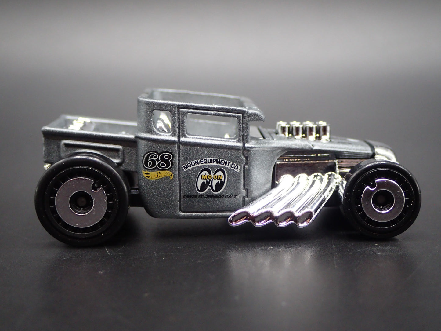 FORD CUSTOM BONE SHAKER HOT ROD MOONEYES 1:64 SCALE DIORAMA DIECAST MODEL CAR