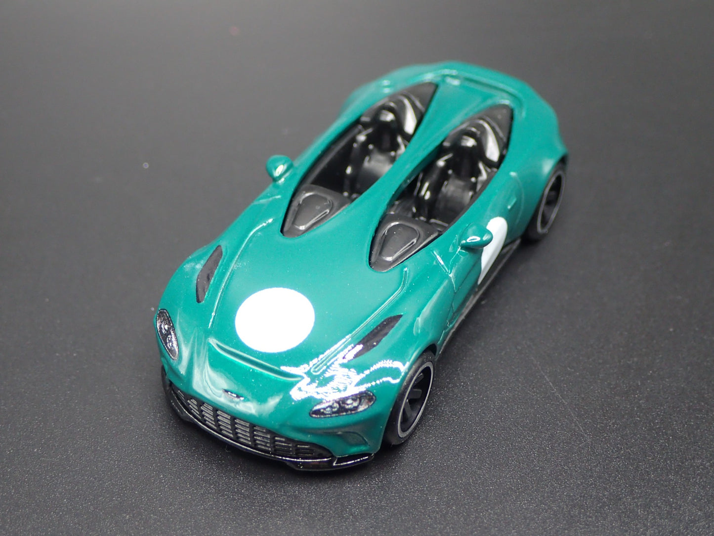 ASTON MARTIN V12 SPEEDSTER 1/64 SCALE COLLECTIBLE DIORAMA DIECAST MODEL CAR