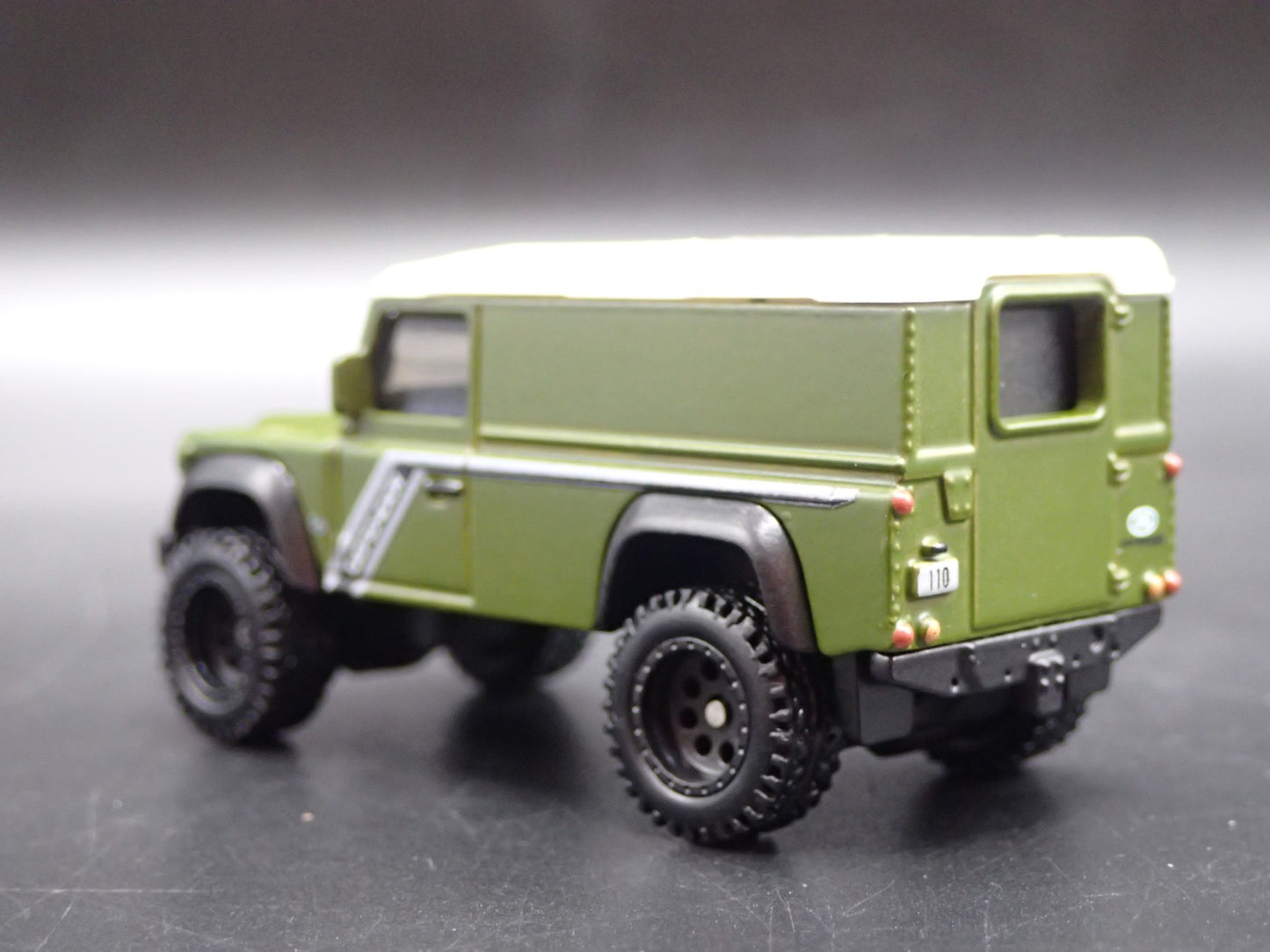 1983 -1990 LAND ROVER DEFENDER 110 HARD TOP 1/64 SCALE DIORAMA DIECAST MODEL CAR