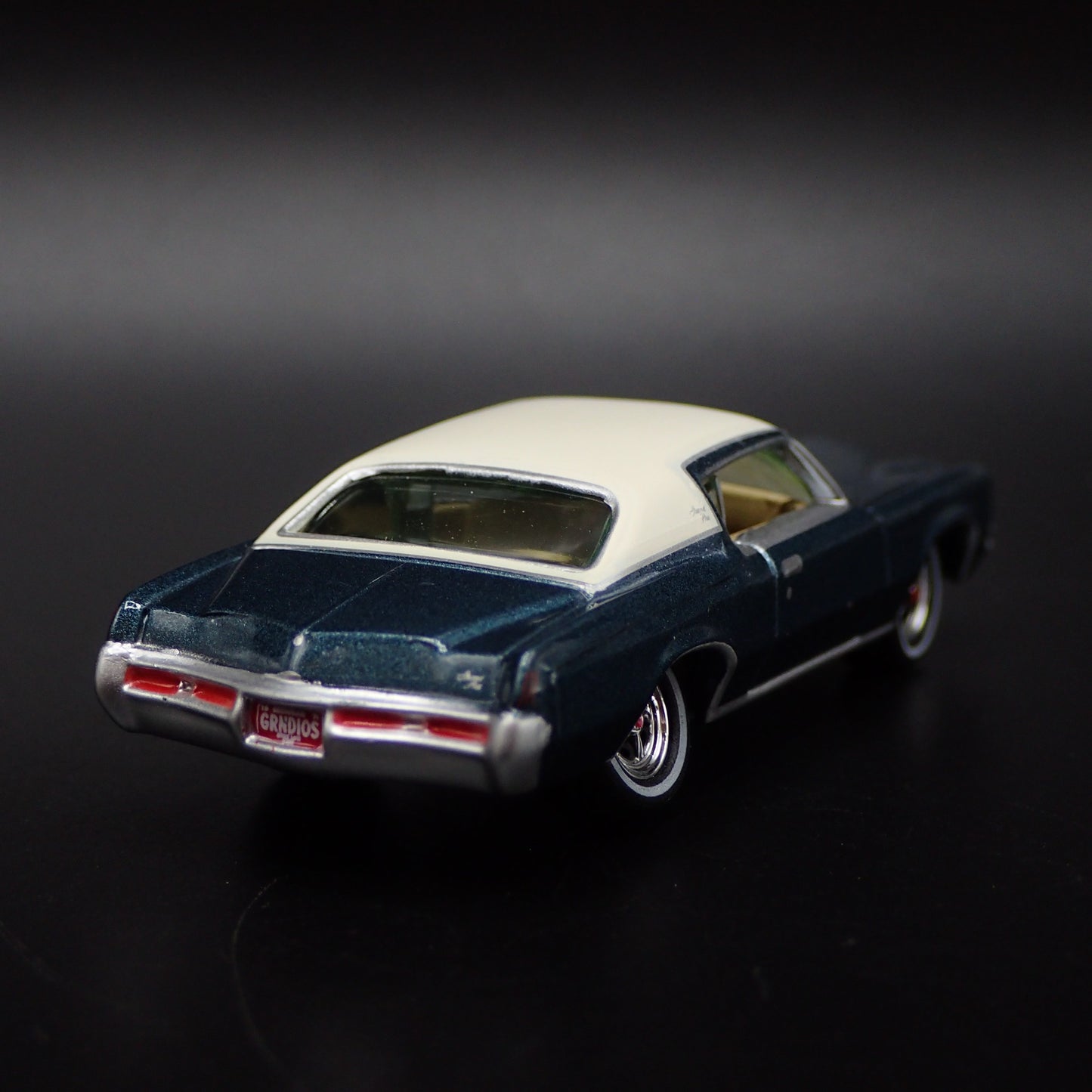 1971 71 PONTIAC GRAND PRIX RARE 1:64 SCALE COLLECTIBLE DIORAMA DIECAST MODEL CAR