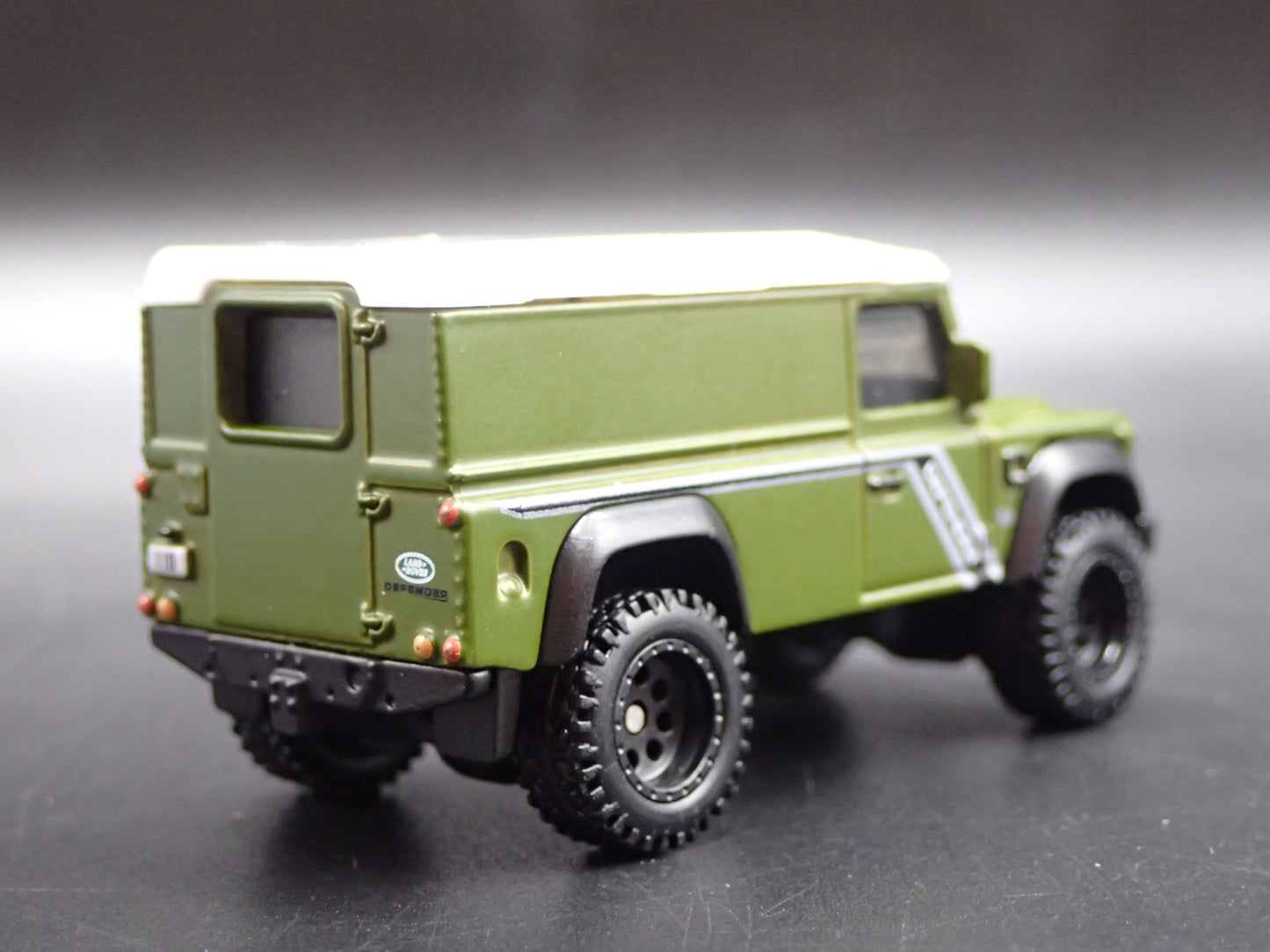 1983 -1990 LAND ROVER DEFENDER 110 HARD TOP 1/64 SCALE DIORAMA DIECAST MODEL CAR