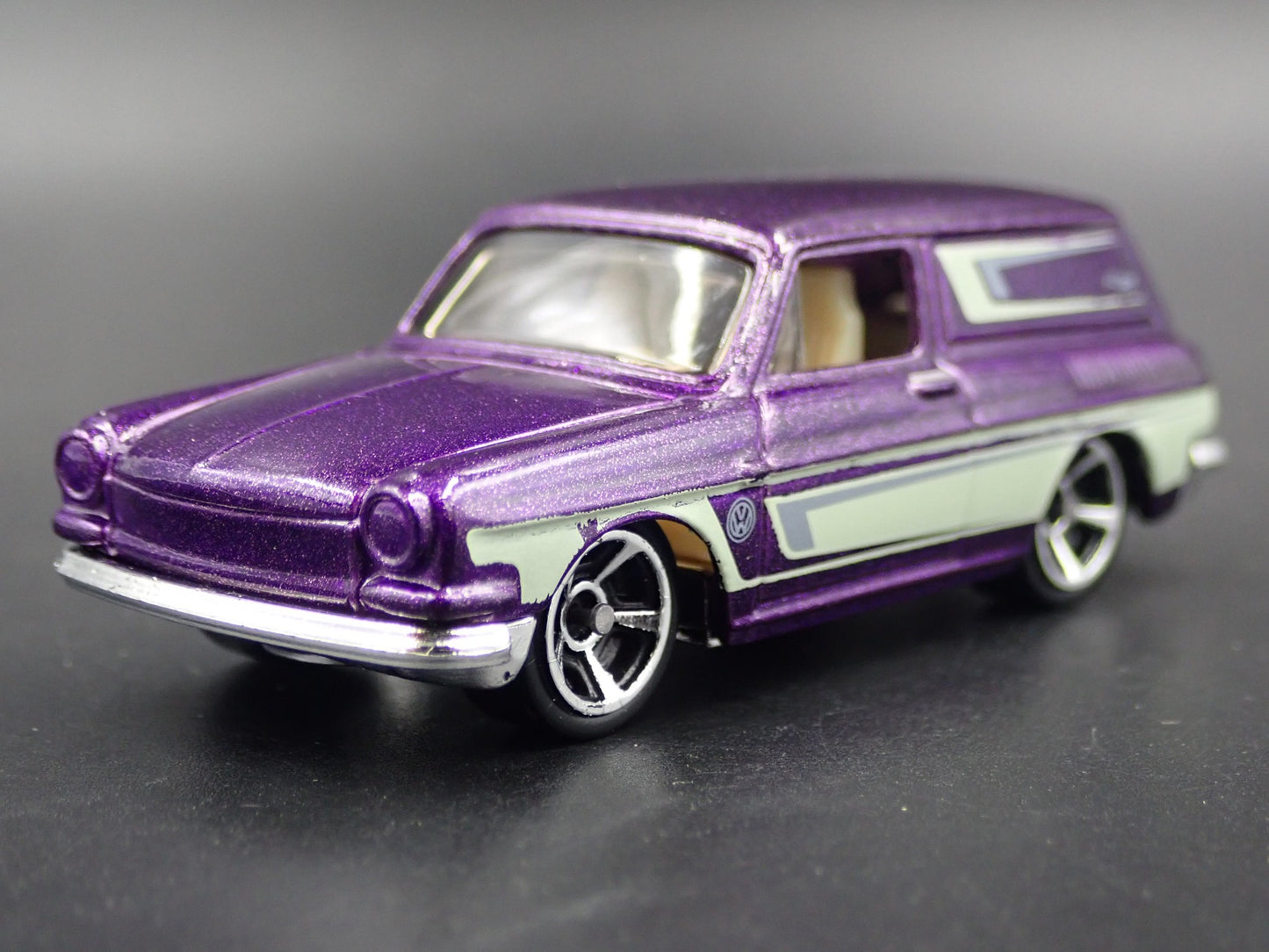 1961-1973 VW VOLKSWAGEN SQUAREBACK PURPLE 1:64 SCALE DIORAMA DIECAST MODEL CAR