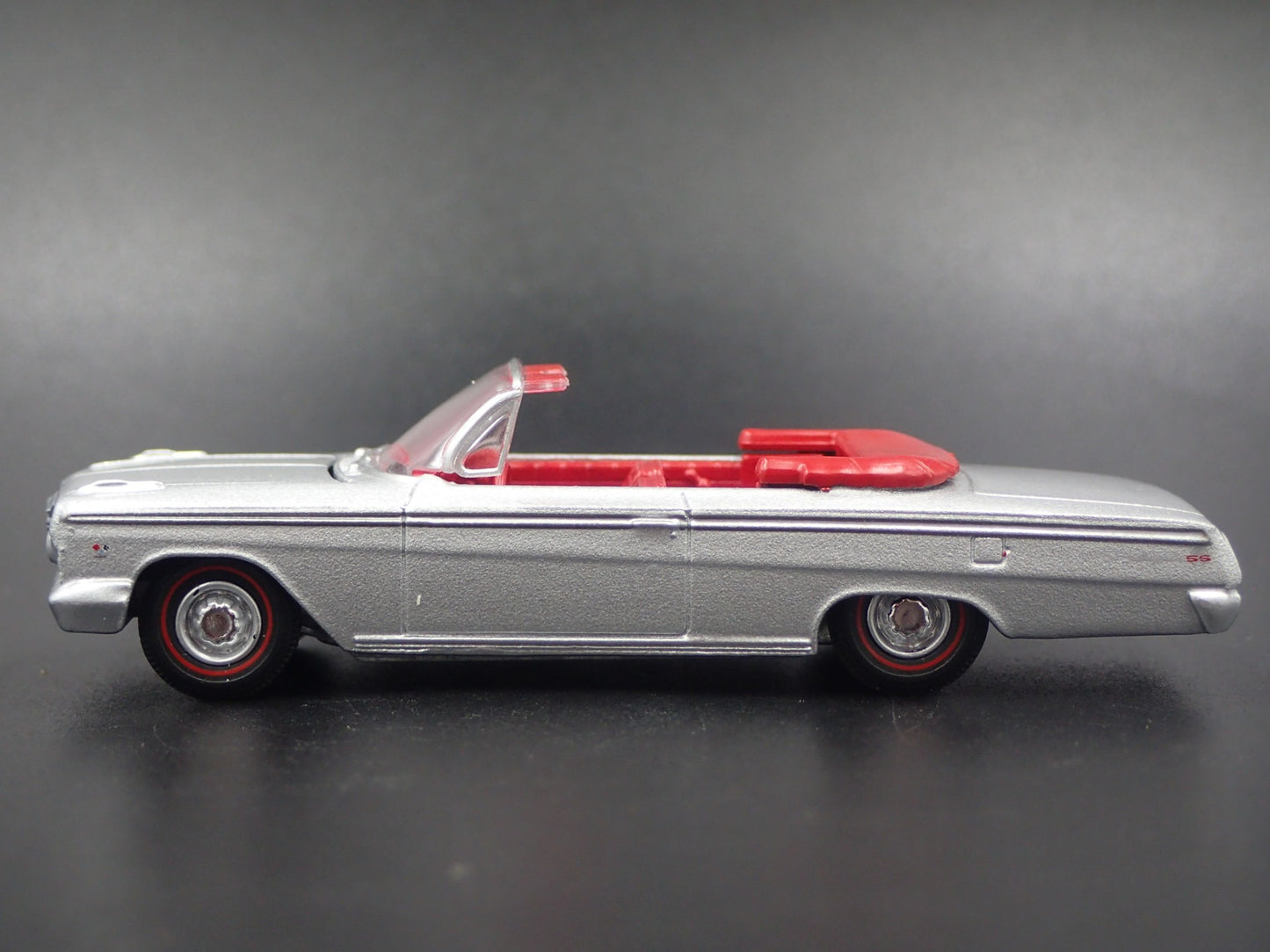 1962 62 CHEVY CHEVROLET IMPALA SS CONVERTIBLE RARE 1:64 SCALE DIECAST MODEL CAR