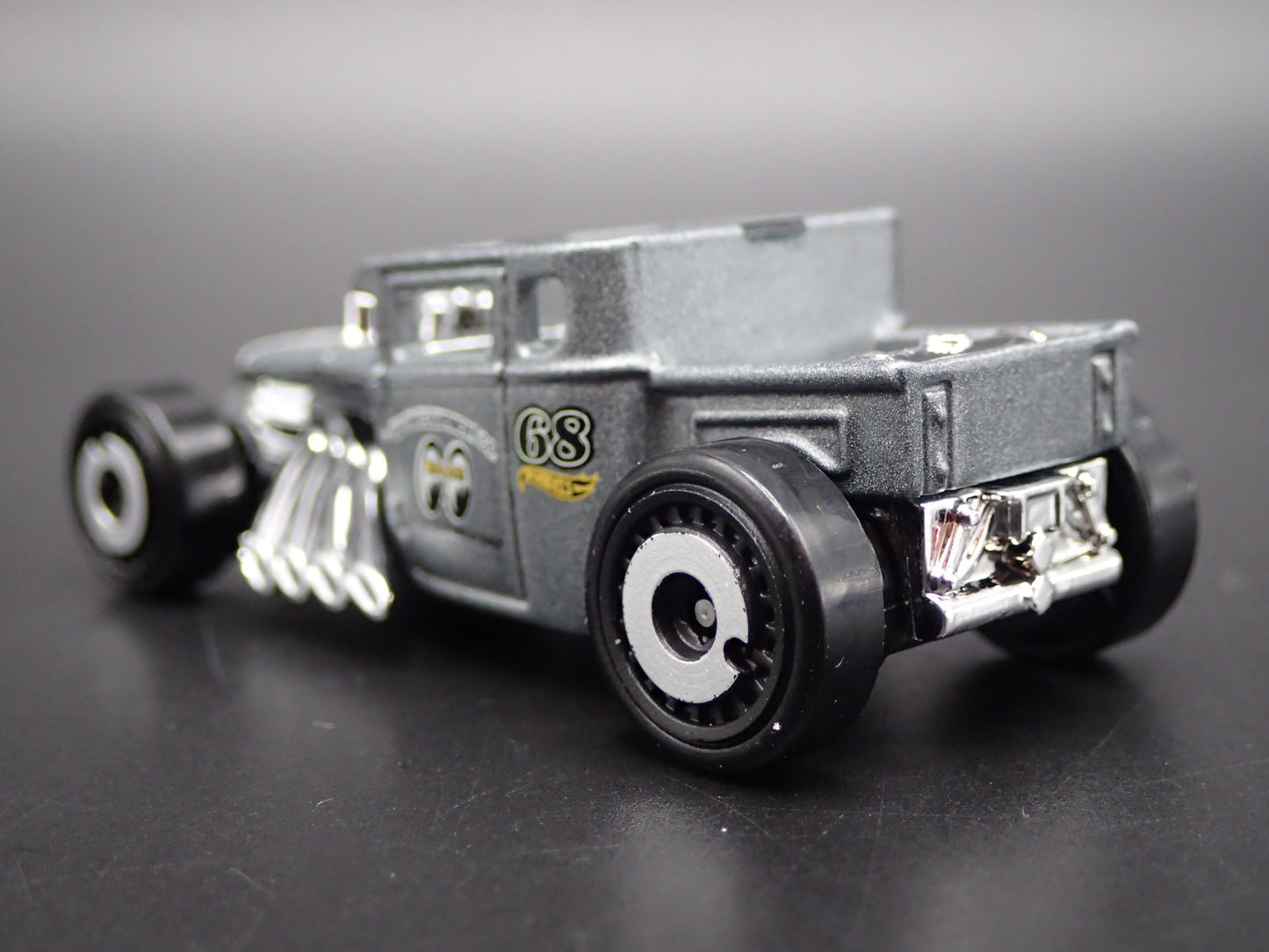 FORD CUSTOM BONE SHAKER HOT ROD MOONEYES 1:64 SCALE DIORAMA DIECAST MODEL CAR